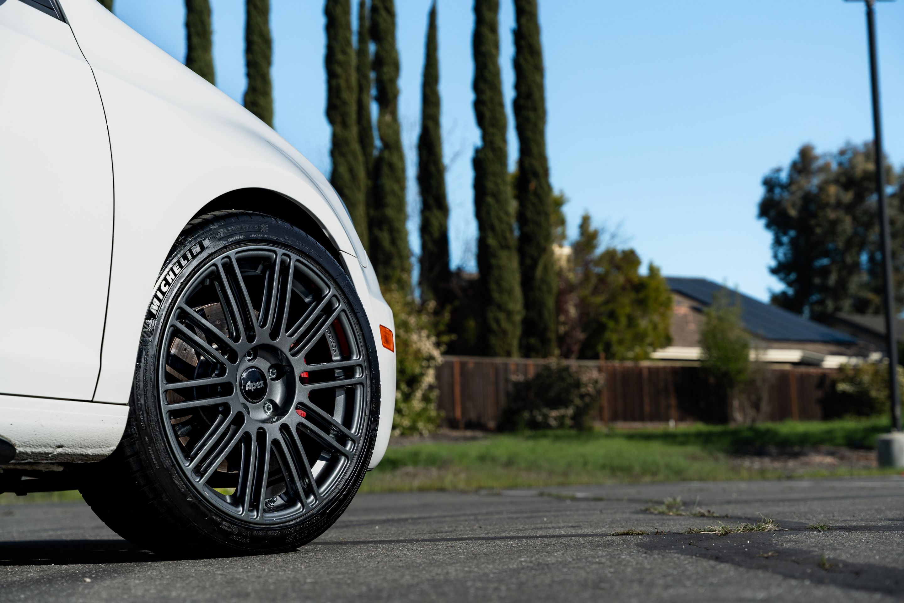 White VW MK6 GTI with 18" TC-10RT Apex wheels in Anthracite