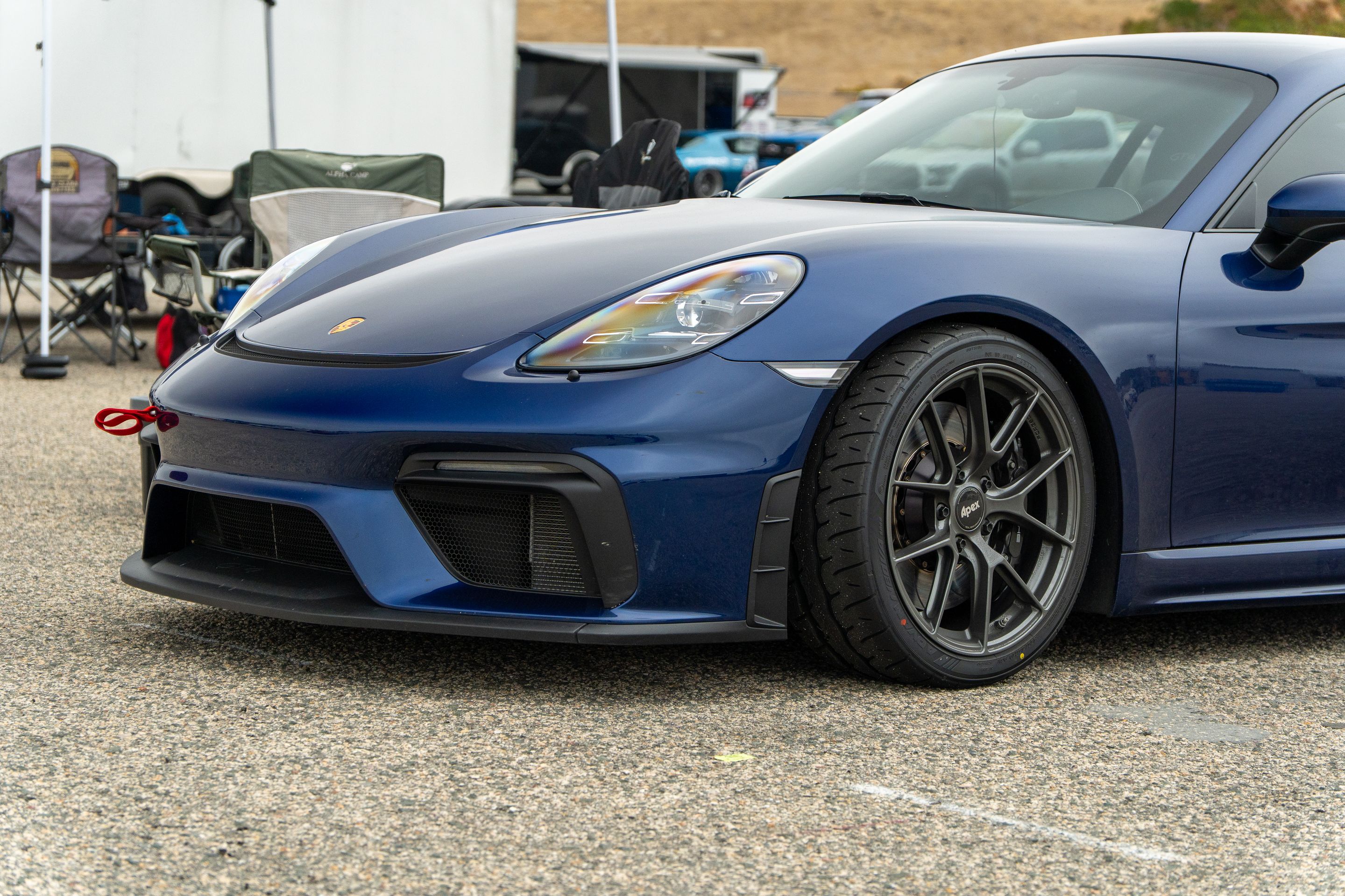 Blue Porsche 718 Cayman GT4 with 19" VS-5RS Apex wheels in Anthracite