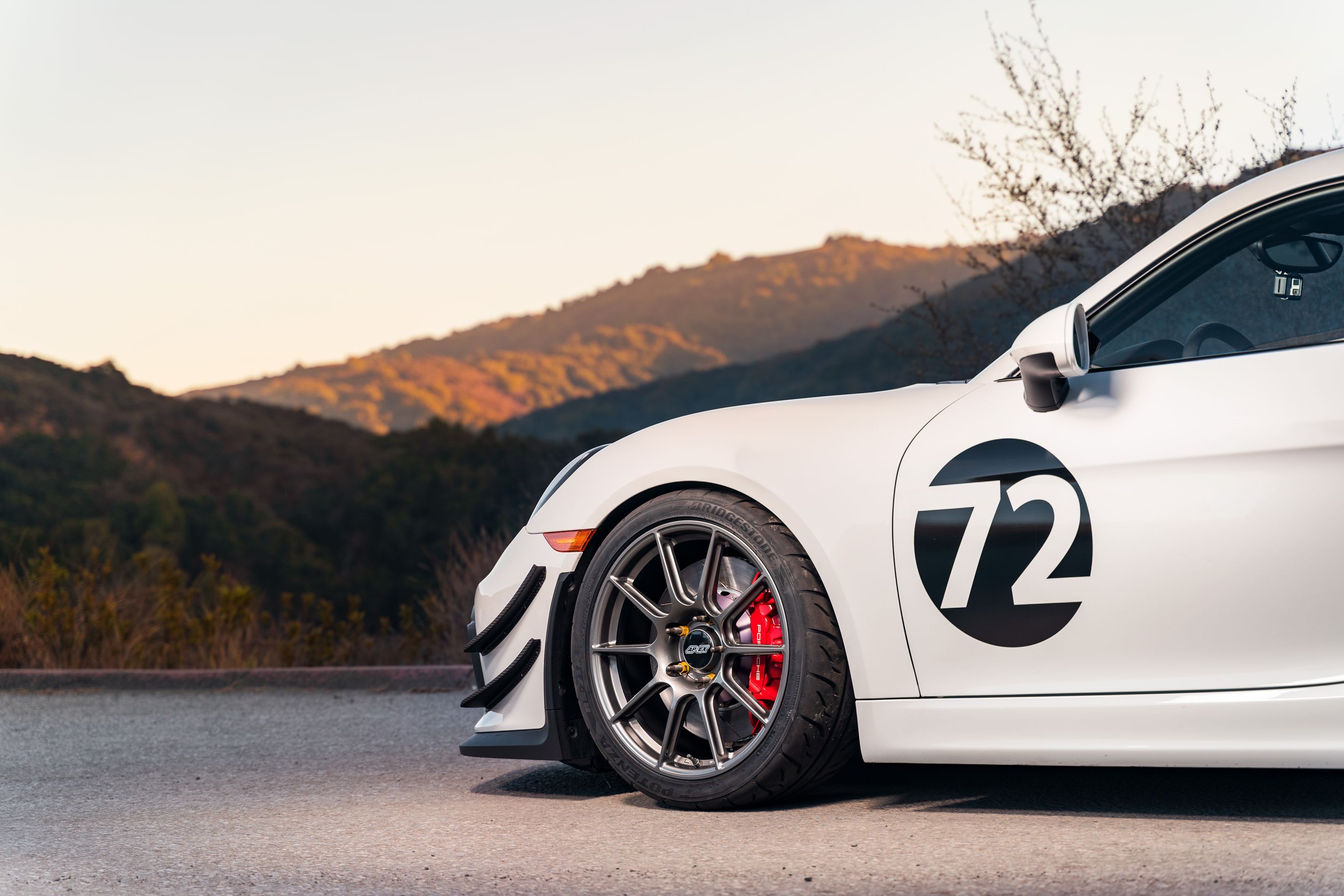 White Porsche 981 Cayman GT4 with 19" SM-10 Apex wheels in Anthracite