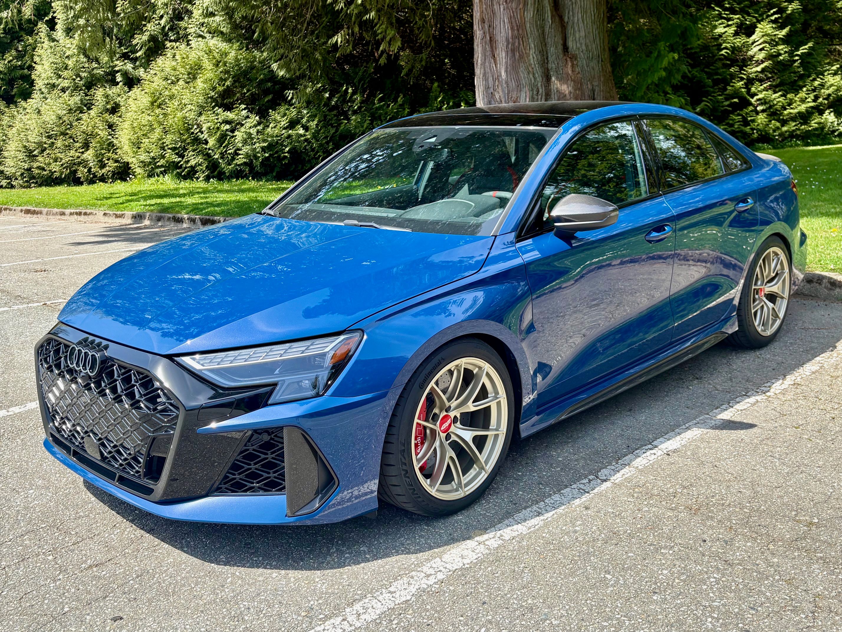 Blue Audi RS 3 - VS-5RS in Motorsport Gold