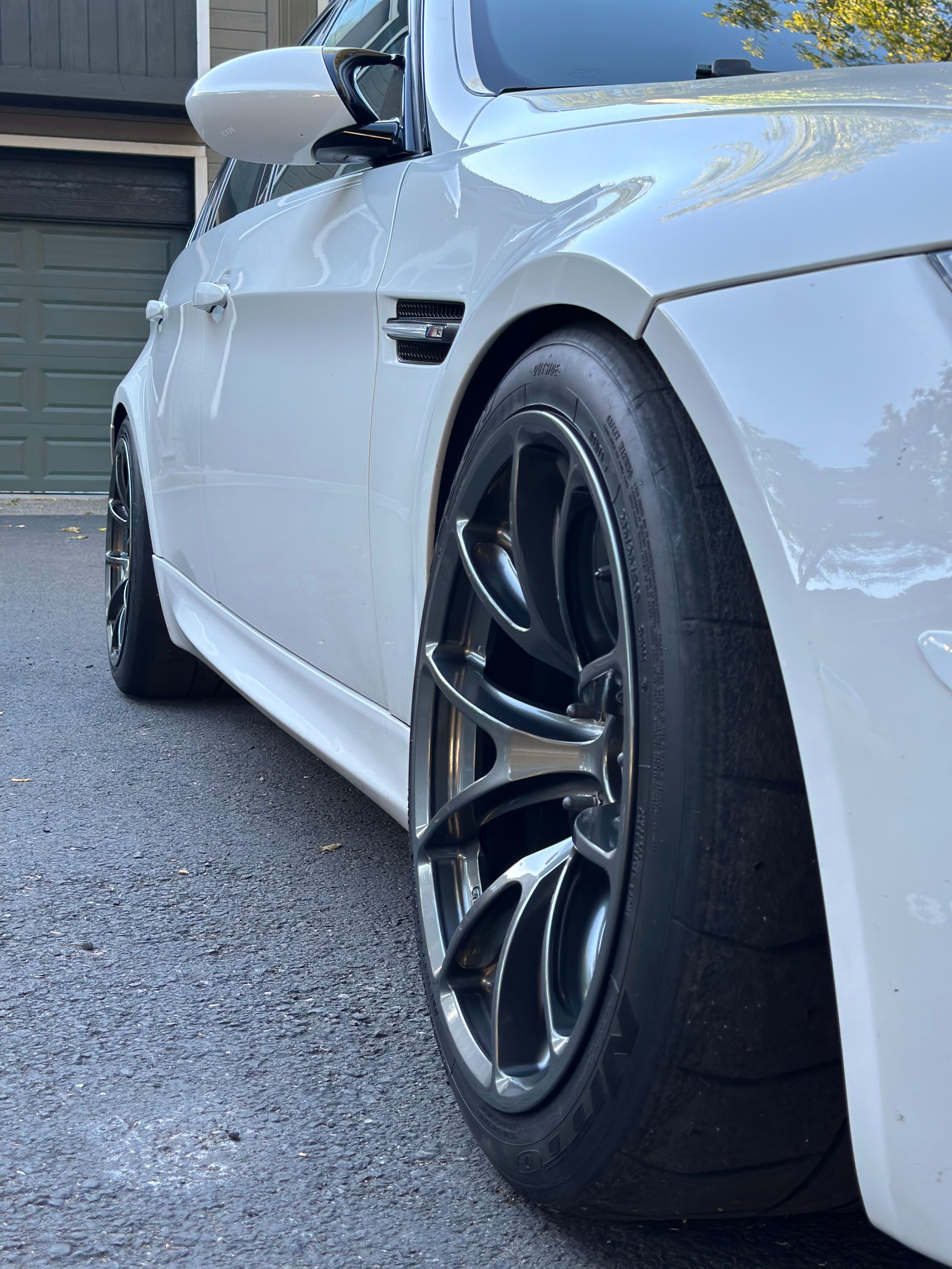 White BMW E90 Sedan M3 with 18" VS-5RE Apex wheels in Anthracite