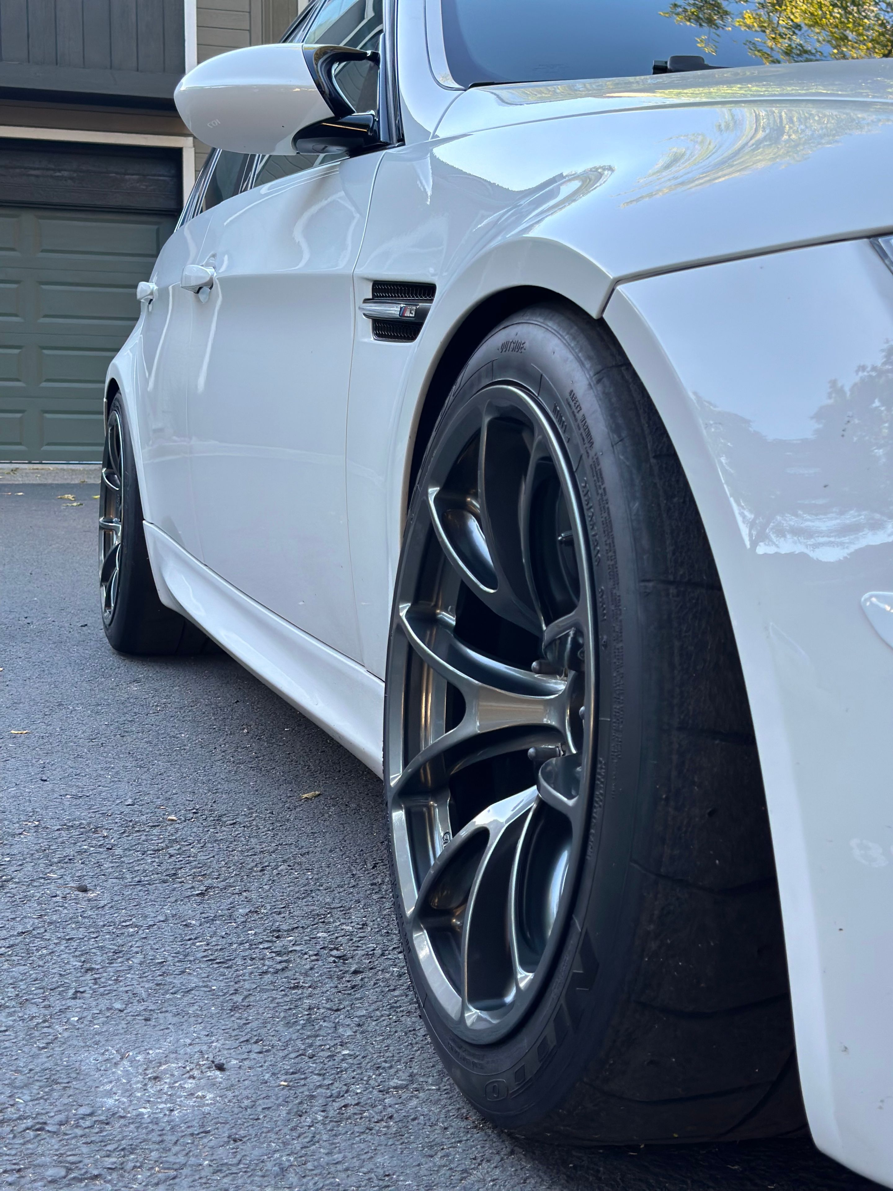 White BMW E90 Sedan M3 with 18" VS-5RE Apex wheels in Anthracite