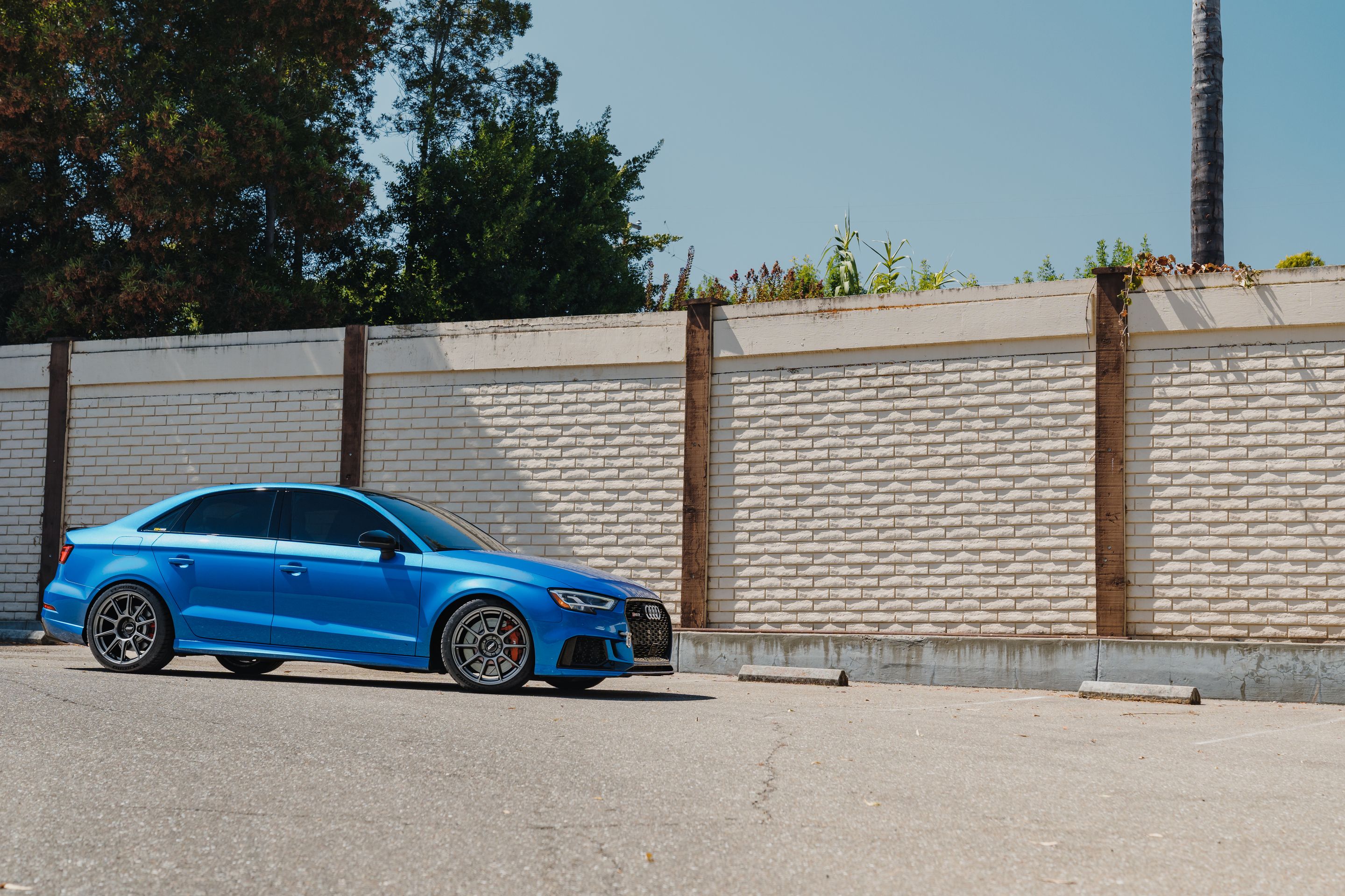 Blue Audi 8V RS 3 with 18" SM-10 Apex wheels in Anthracite