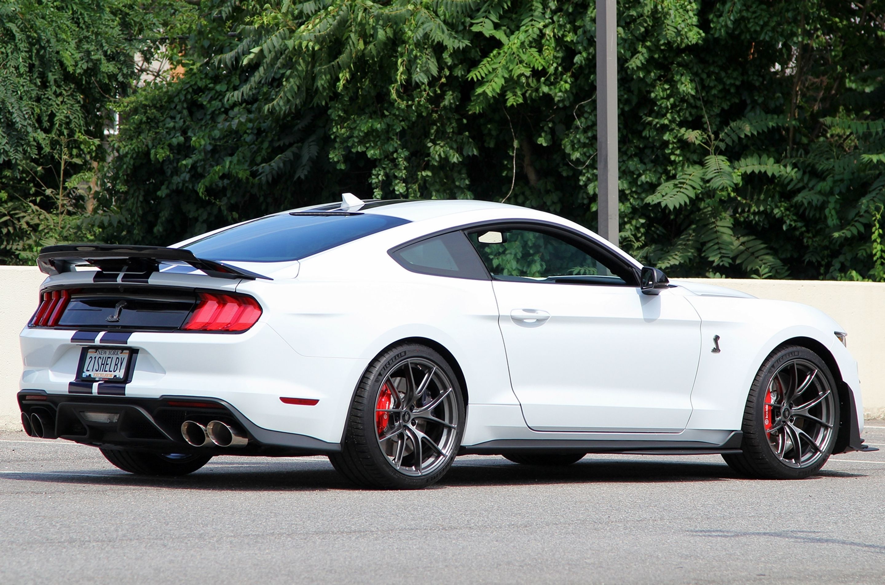 White Ford S550 Mustang GT500 with 20" VS-5RS Apex wheels in Anthracite