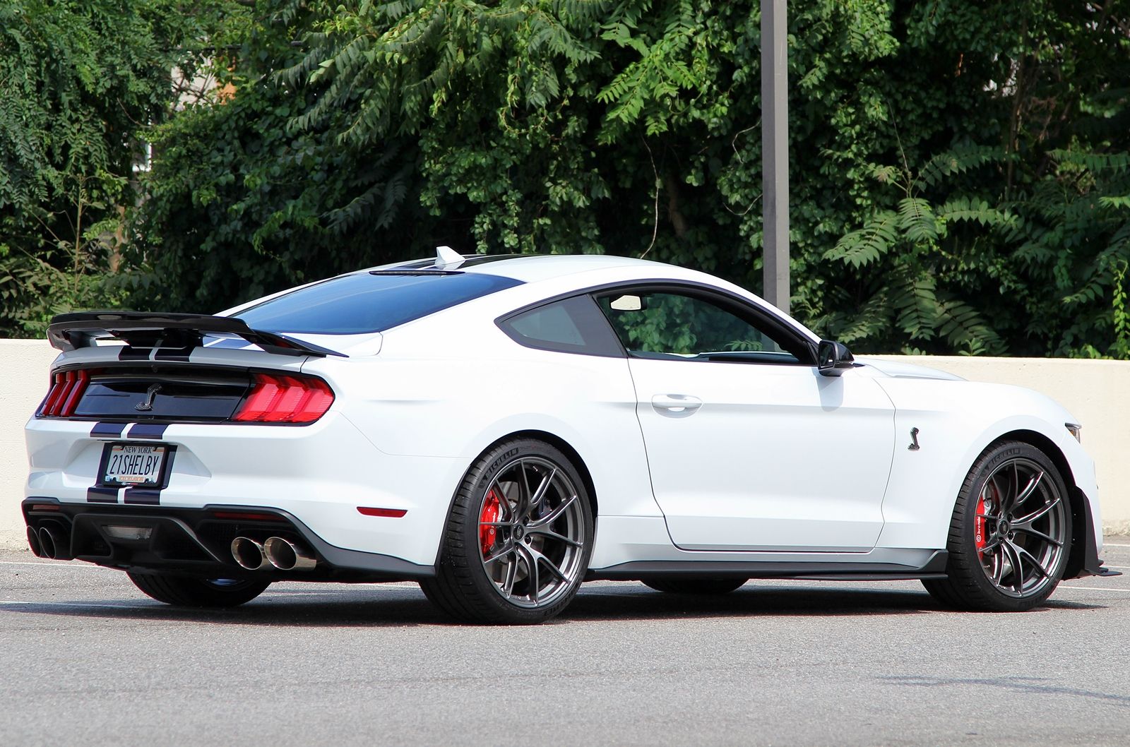 White Ford S550 Mustang GT500 with 20" VS-5RS Apex wheels in Anthracite