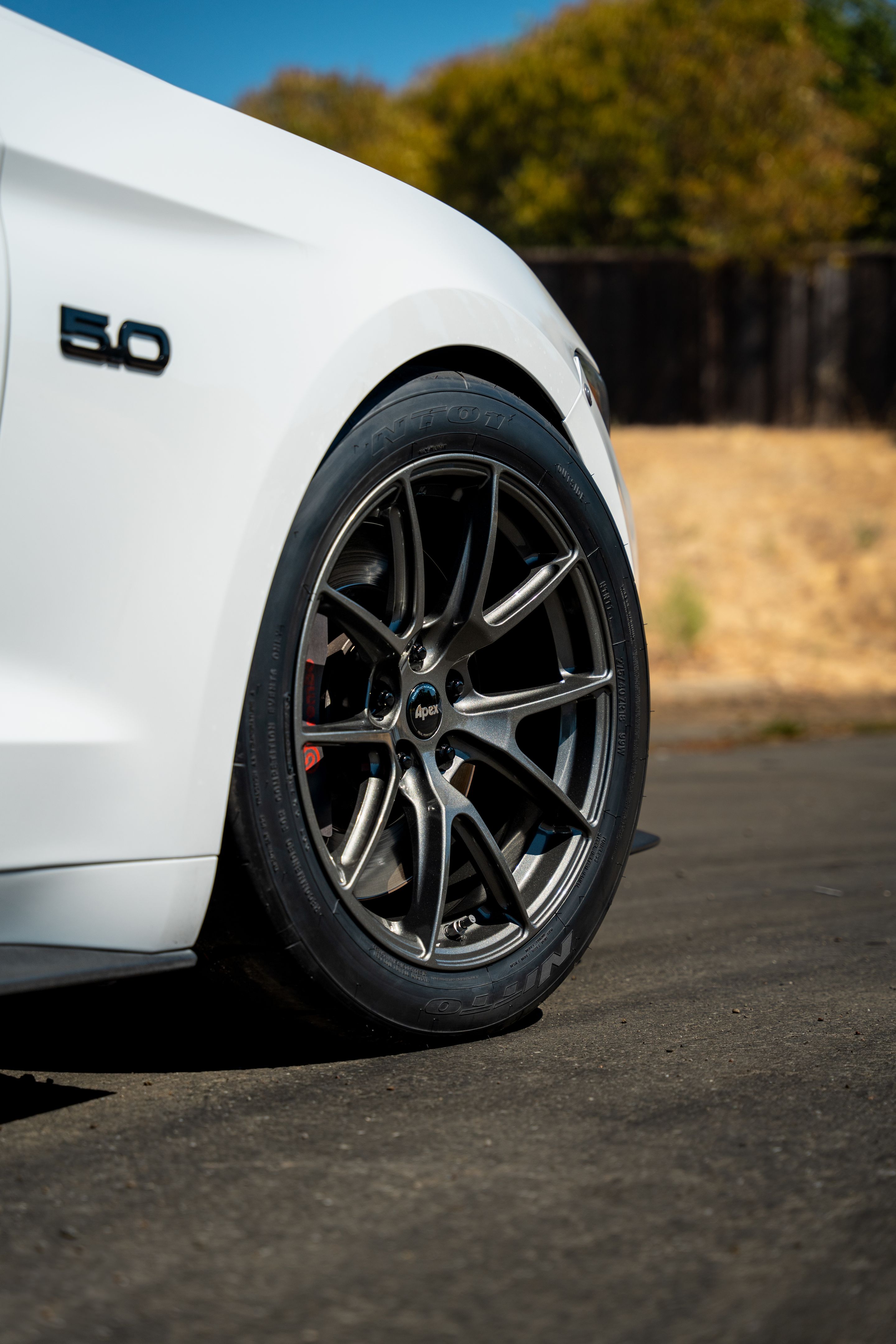 White Ford S550 Mustang GT with 18" VS-5 Apex wheels in Anthracite