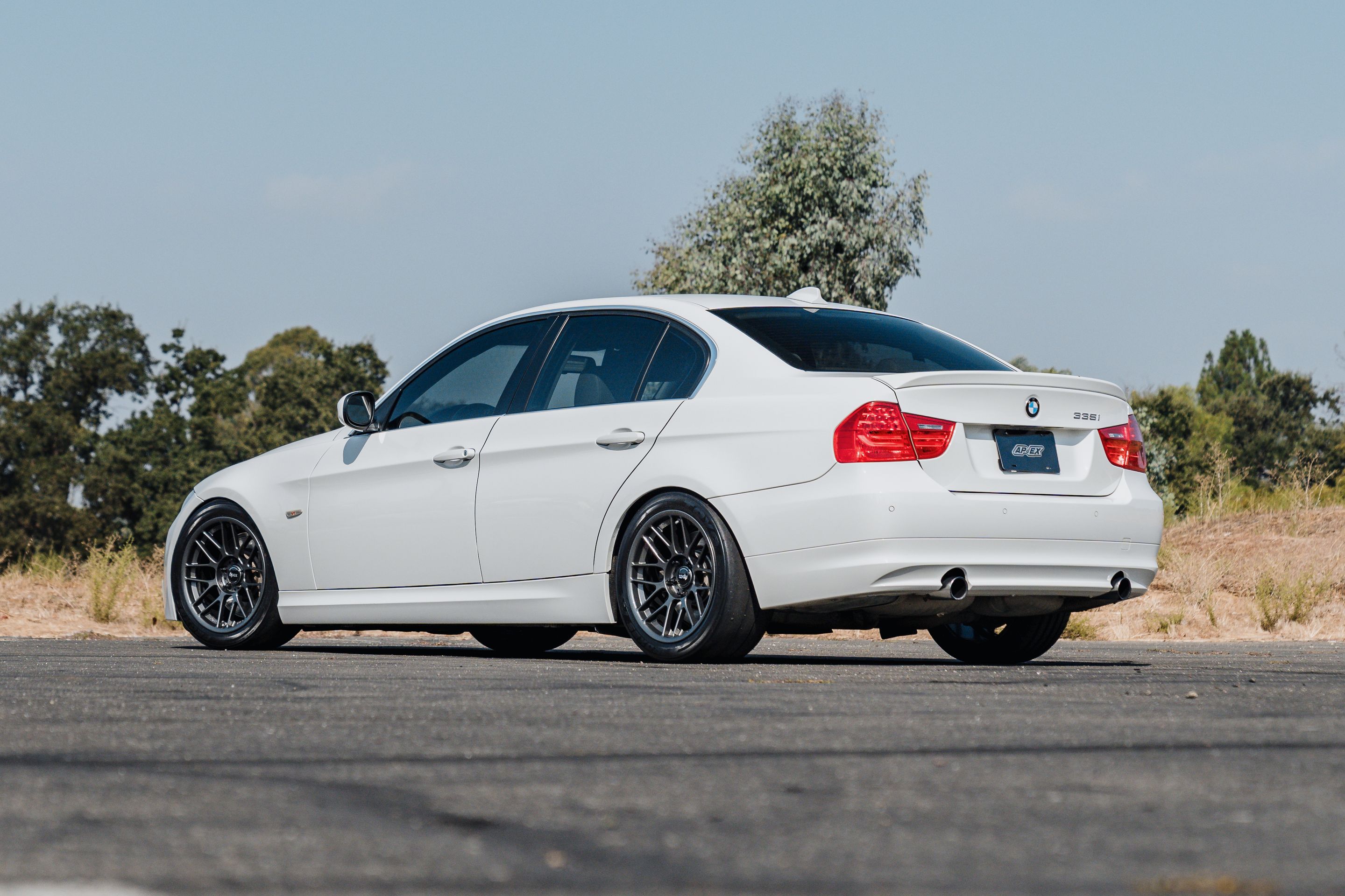 White BMW E90 LCI Sedan 3 Series with 17" ARC-8RT Apex wheels in Anthracite