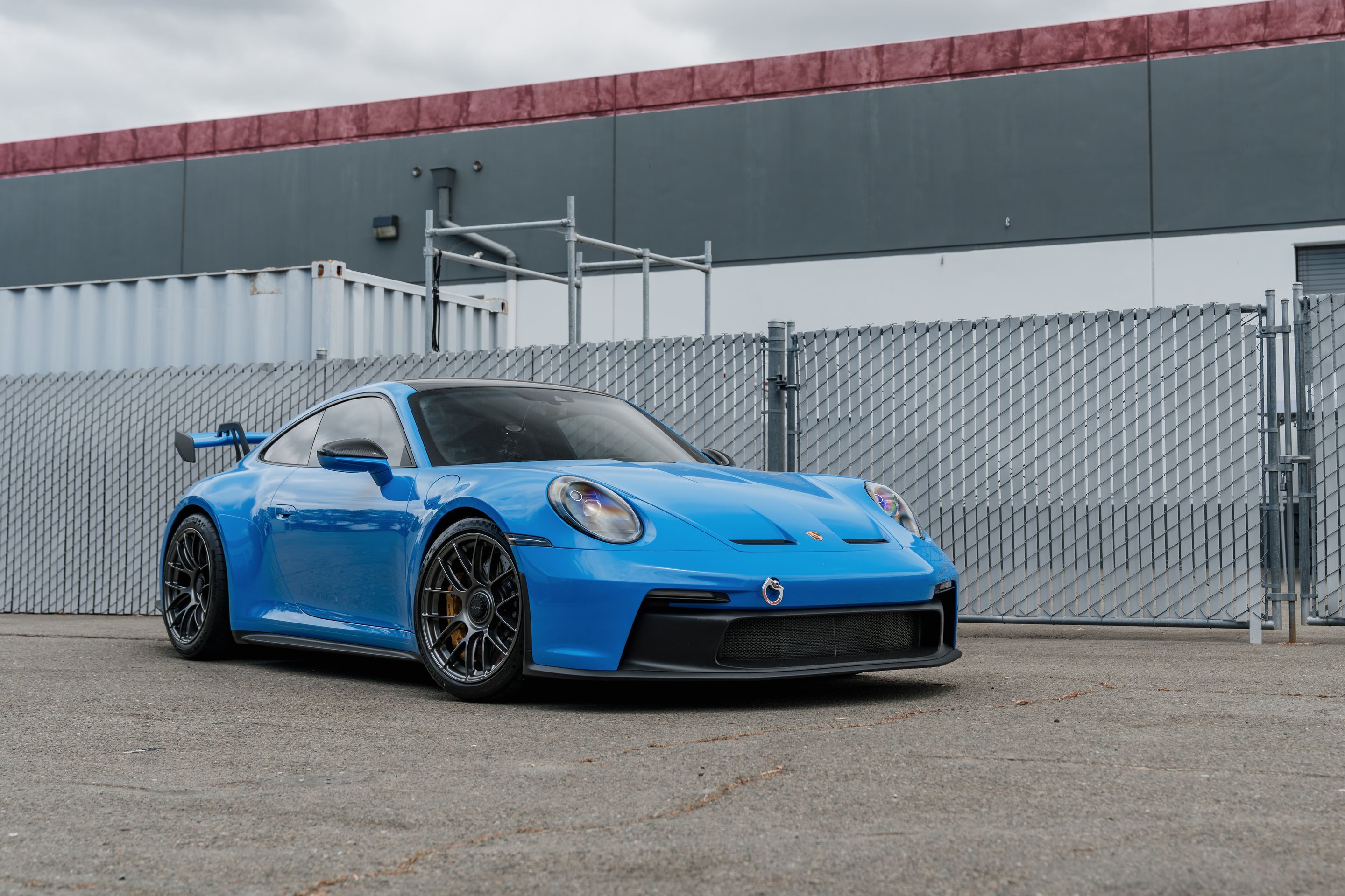 Blue Porsche 911 992.1 GT3 with 19" EC-7RS Apex wheels in Anthracite