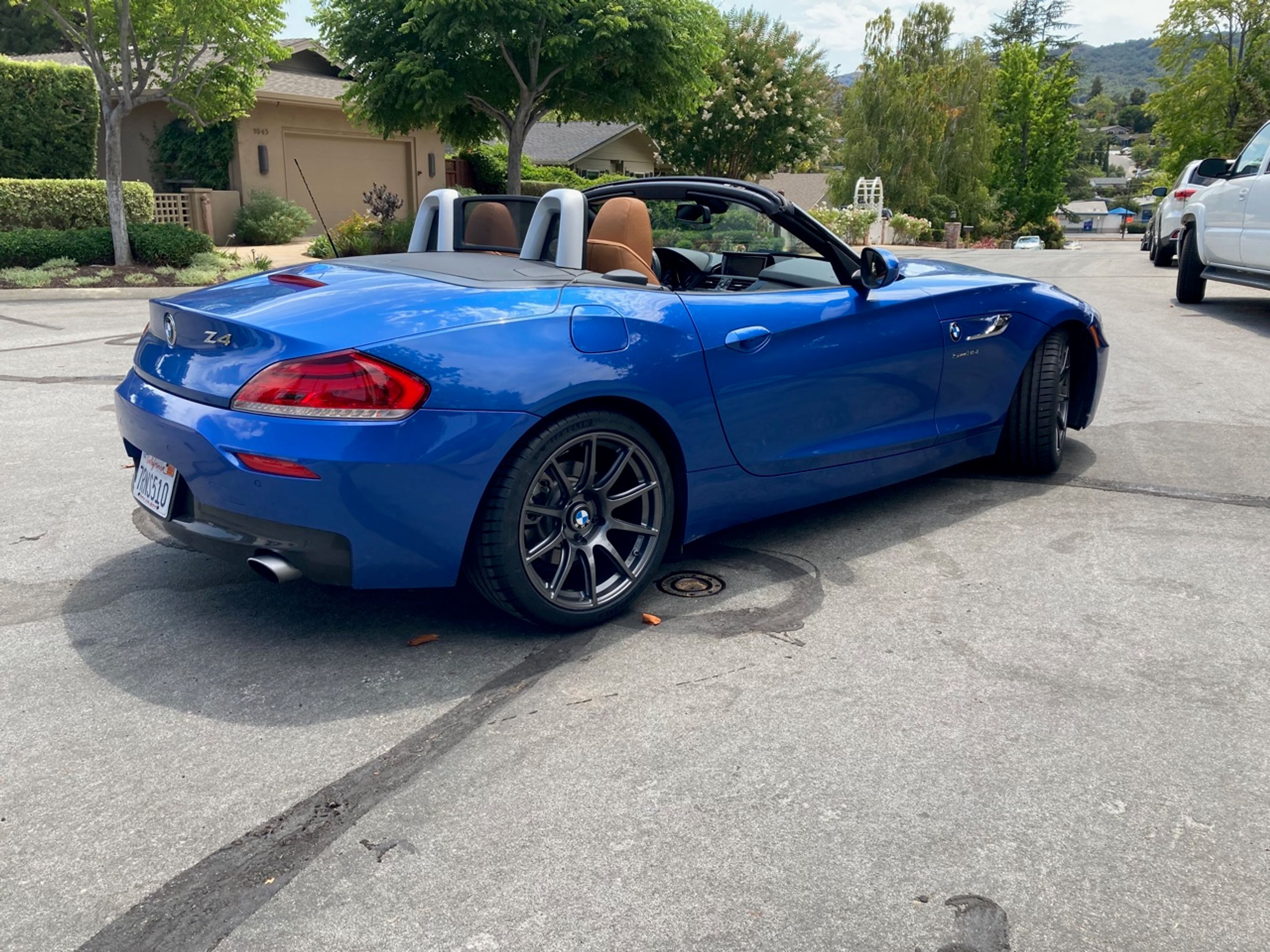 Blue BMW E89 Z4 with 18" SM-10 Apex wheels in Anthracite