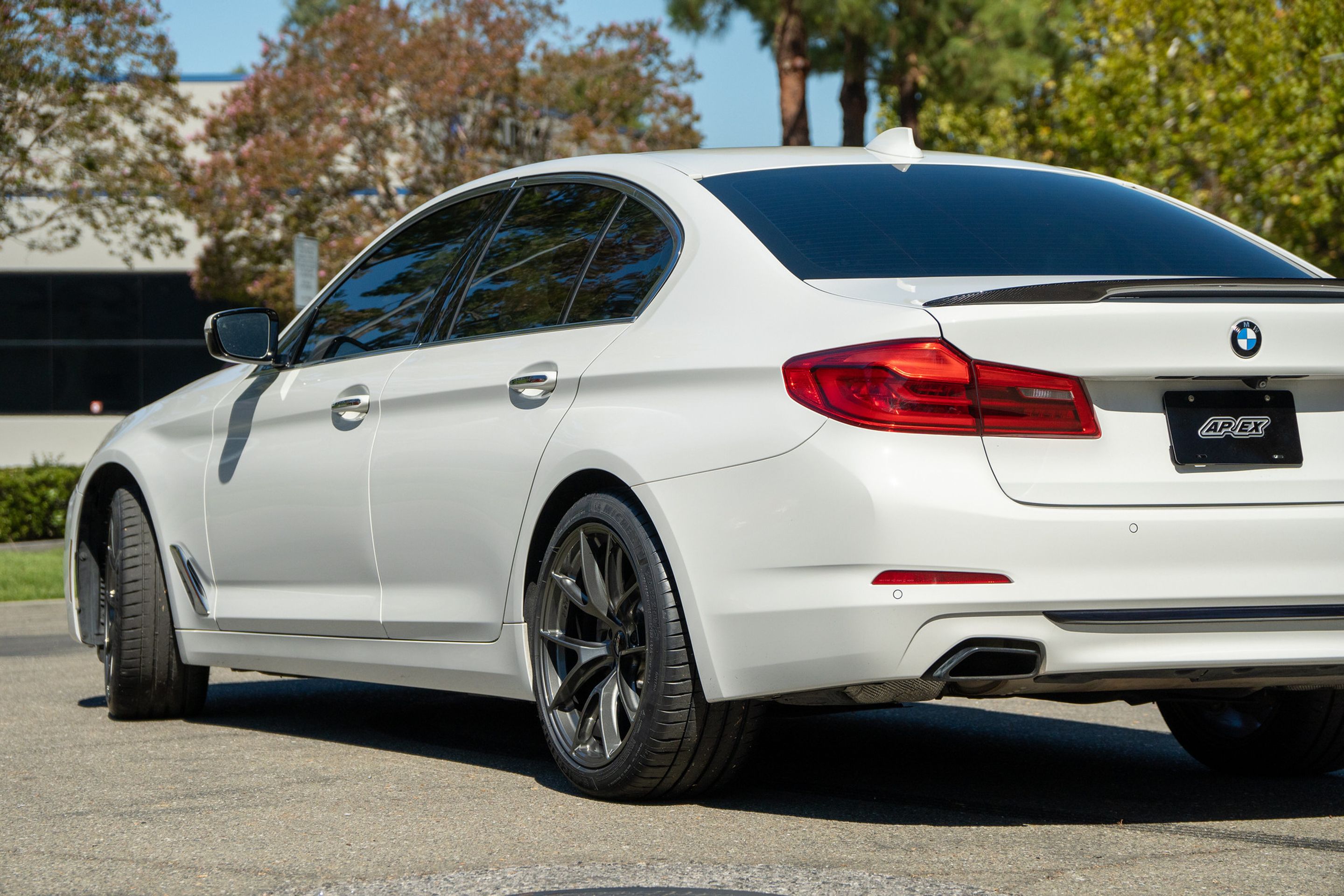 White BMW G30 Sedan 5 Series with 19" VS-5RS Apex wheels in Anthracite