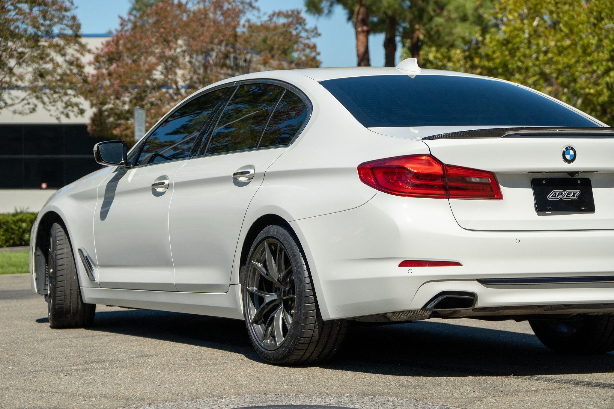 White BMW G30 Sedan 5 Series with 19" VS-5RS Apex wheels in Anthracite