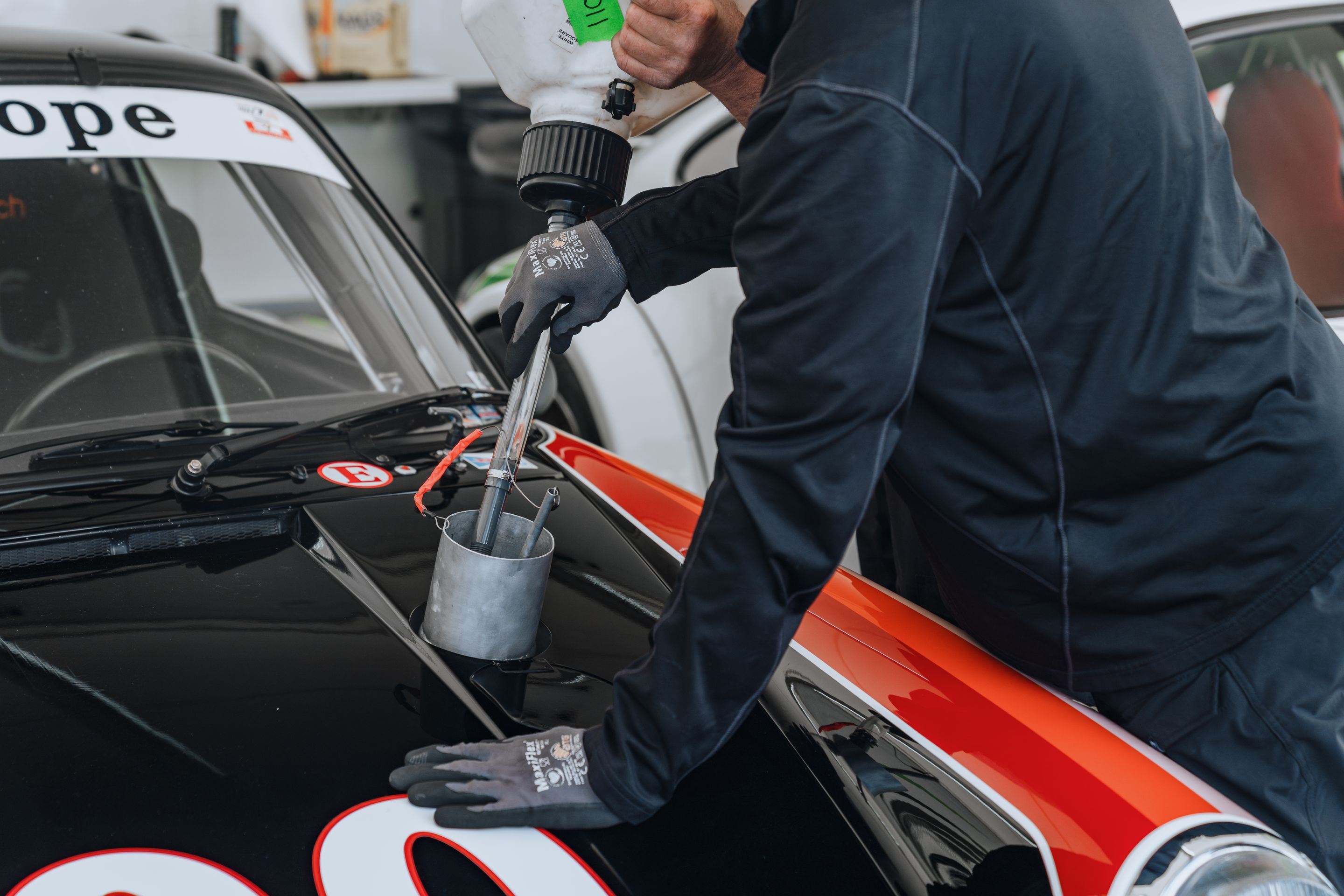 White Porsche 911 996 GT2 with 18" EC-7RS Apex wheels in Anthracite
