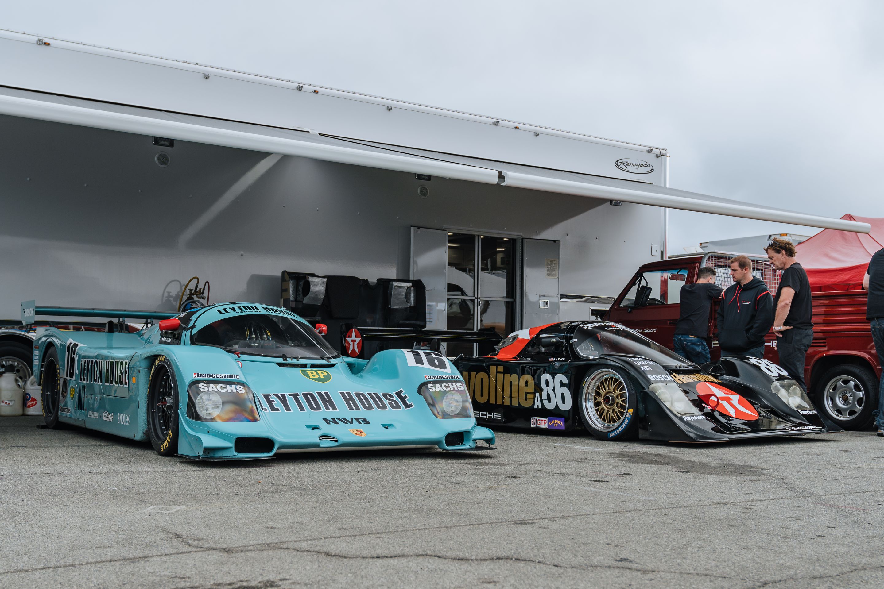 White Porsche 911 996 GT2 with 18" EC-7RS Apex wheels in Anthracite
