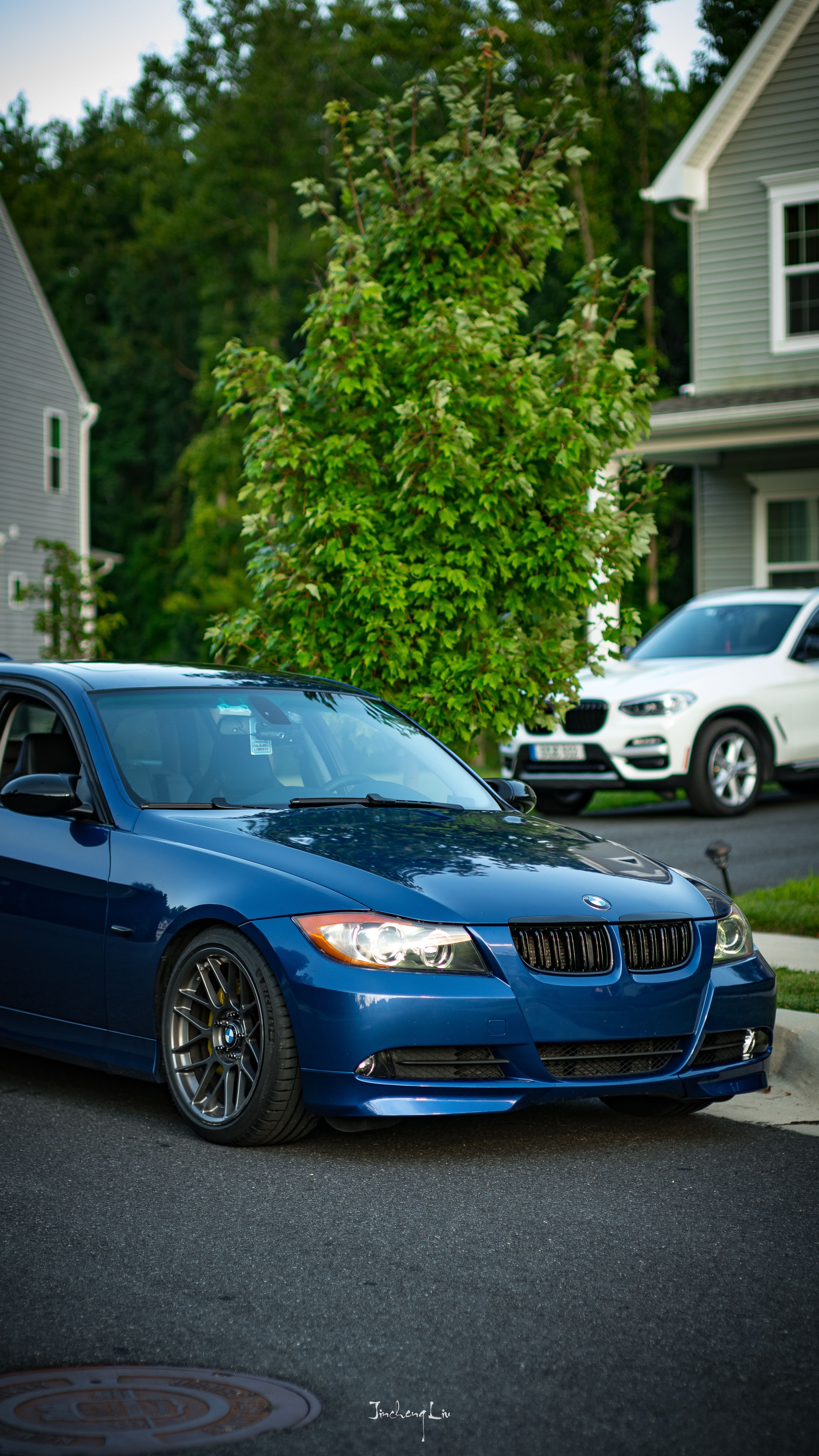 Blue BMW E91 Wagon 3 Series with 18" ARC-8 Apex wheels in Anthracite