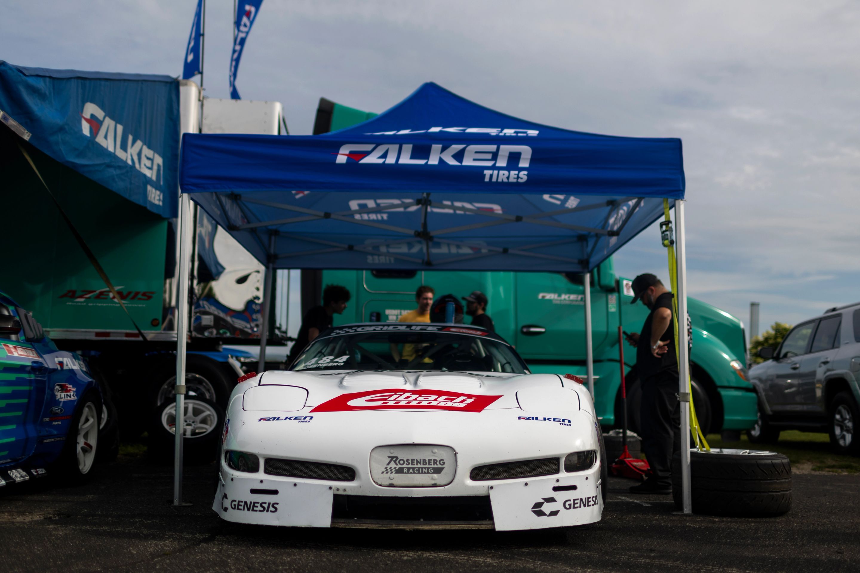 White Chevrolet C5 Corvette Z06 with 19" VS-5RS Apex wheels in Brushed Clear