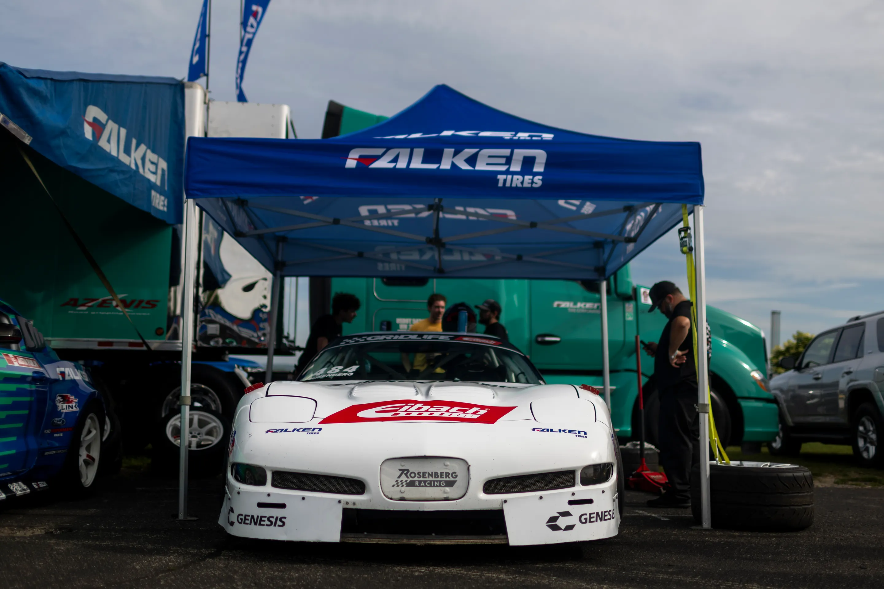 White Chevrolet C5 Corvette Z06 with 19" VS-5RS Apex wheels in Brushed Clear