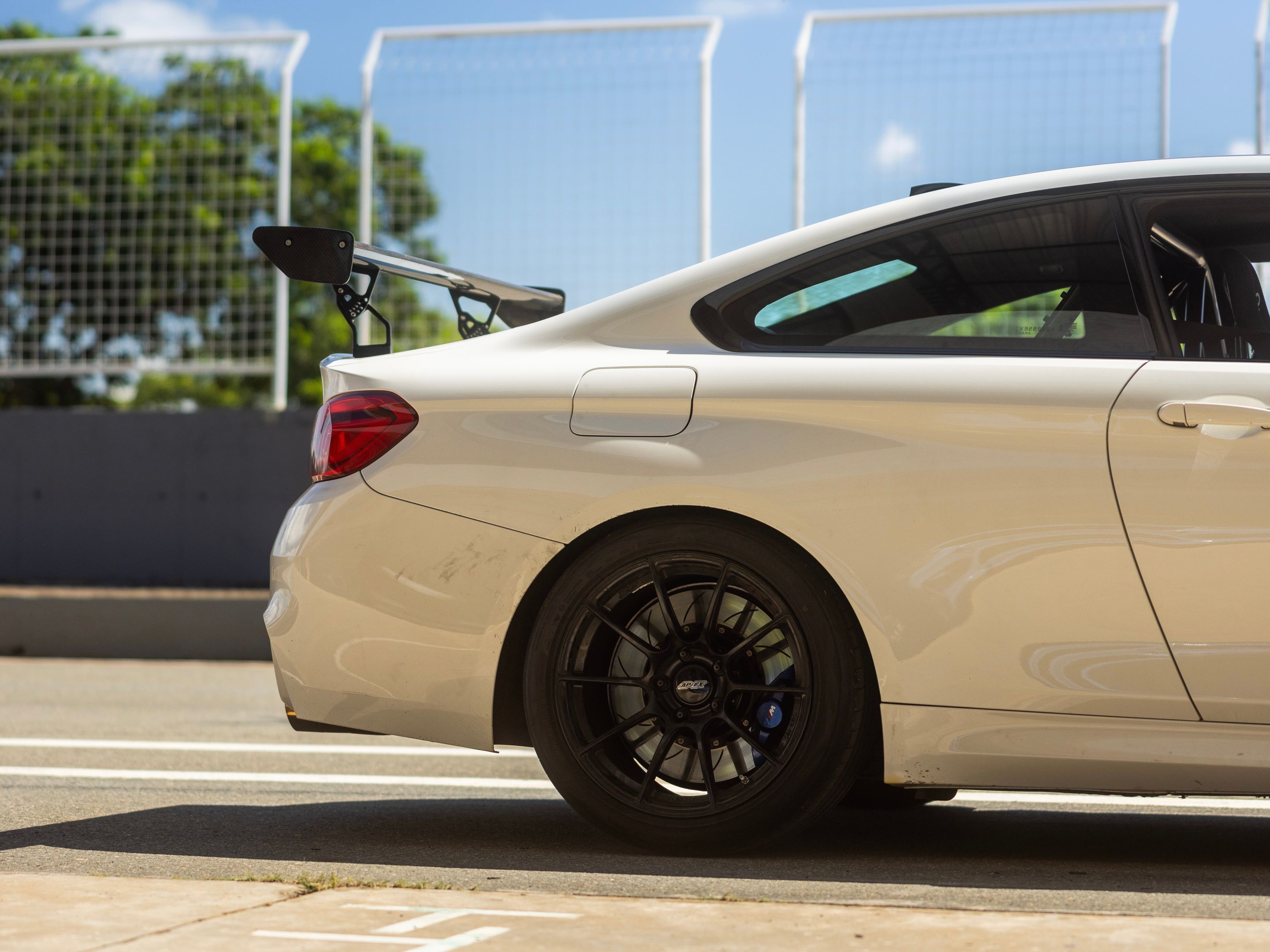 White BMW F82 Coupe M4 with 18" SM-10RS Apex wheels in Satin Black