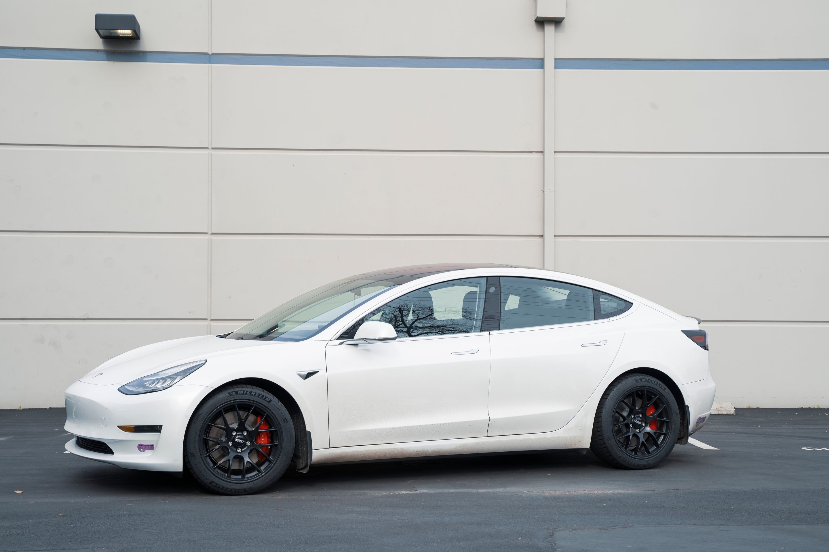 White Tesla Model 3 with 18" EC-7 Apex wheels in Satin Black