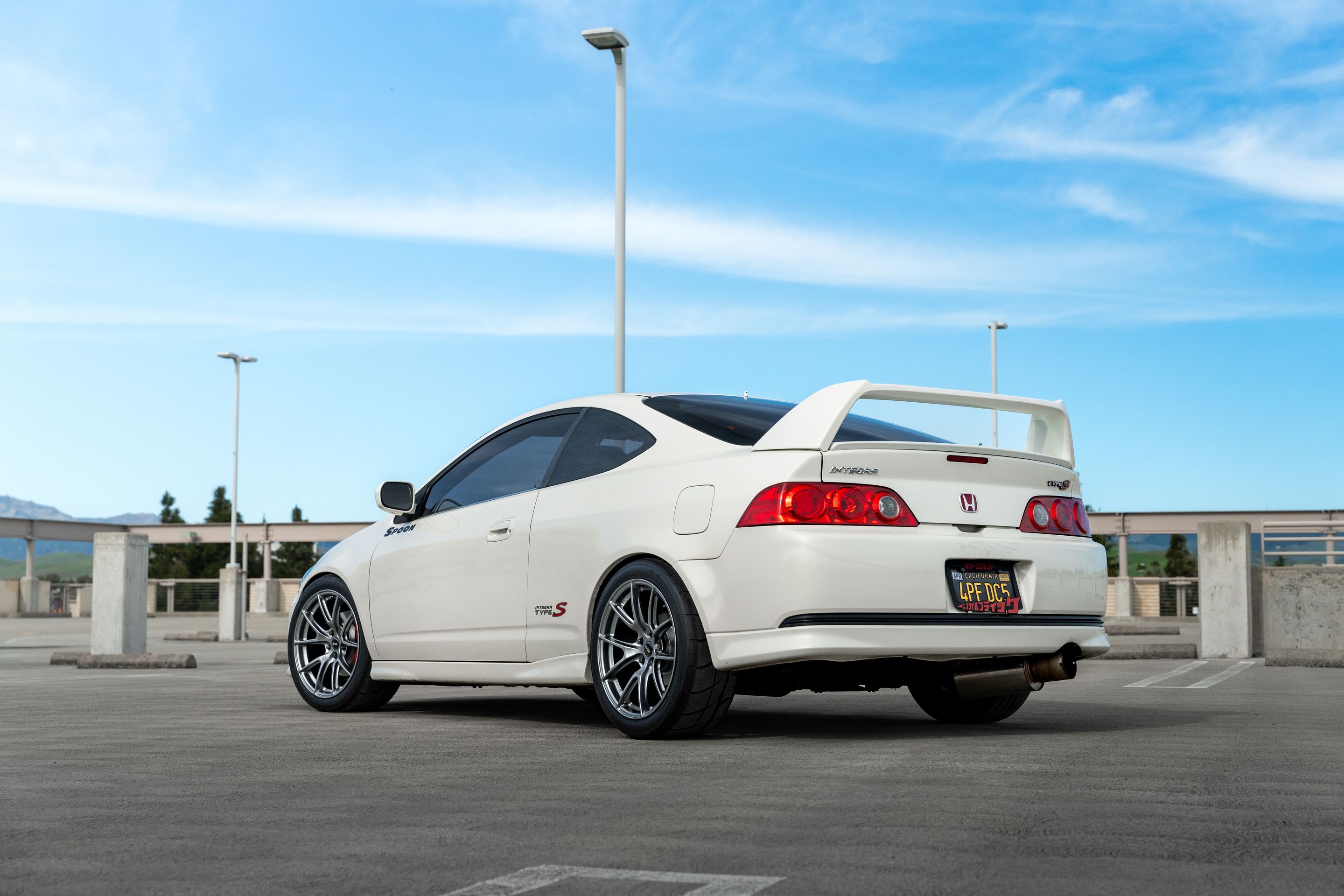 White Acura DC5 RSX with 18" VS-5 Apex wheels in Hyper Black