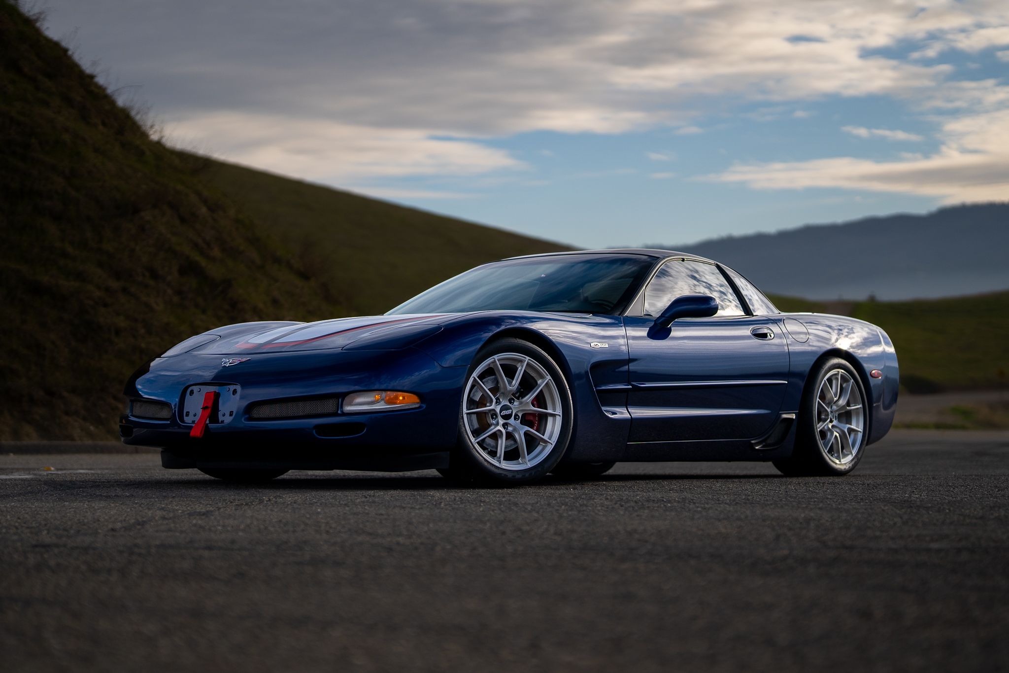 Blue Chevrolet C5 Corvette Z06 with 18" VS-5RS Apex wheels in Brushed Clear