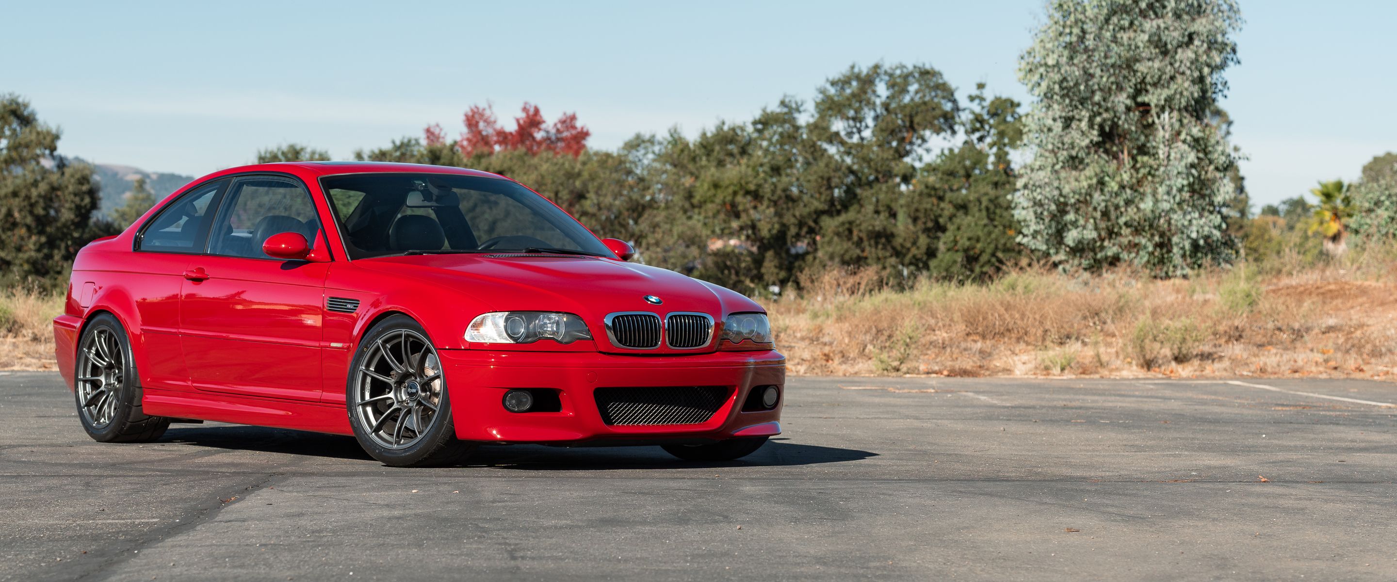Red BMW E46 M3 with 18" SM-10RS Apex wheels in Anthracite