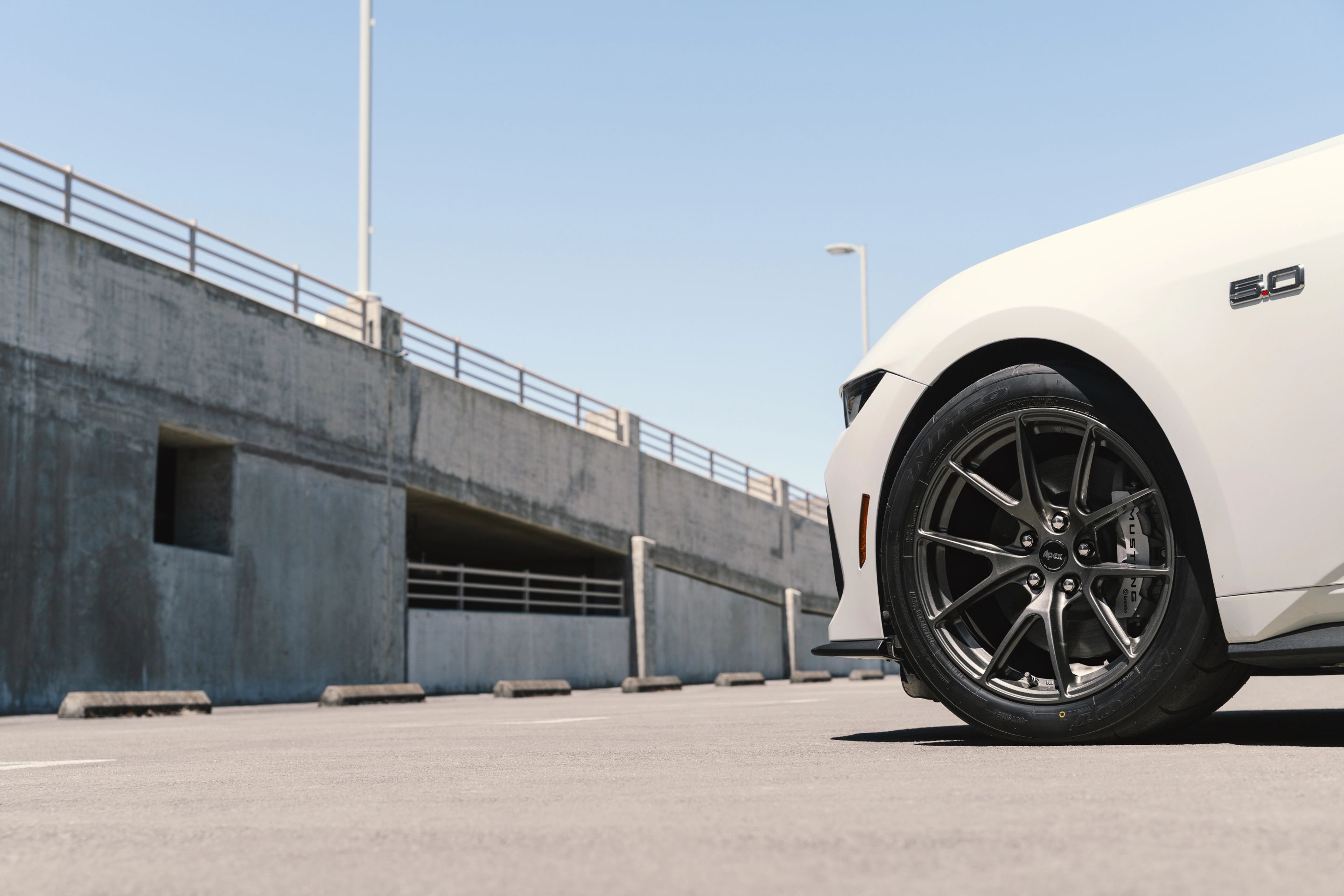 White Ford S650 Mustang GT with 18" VS-5 Apex wheels in Anthracite