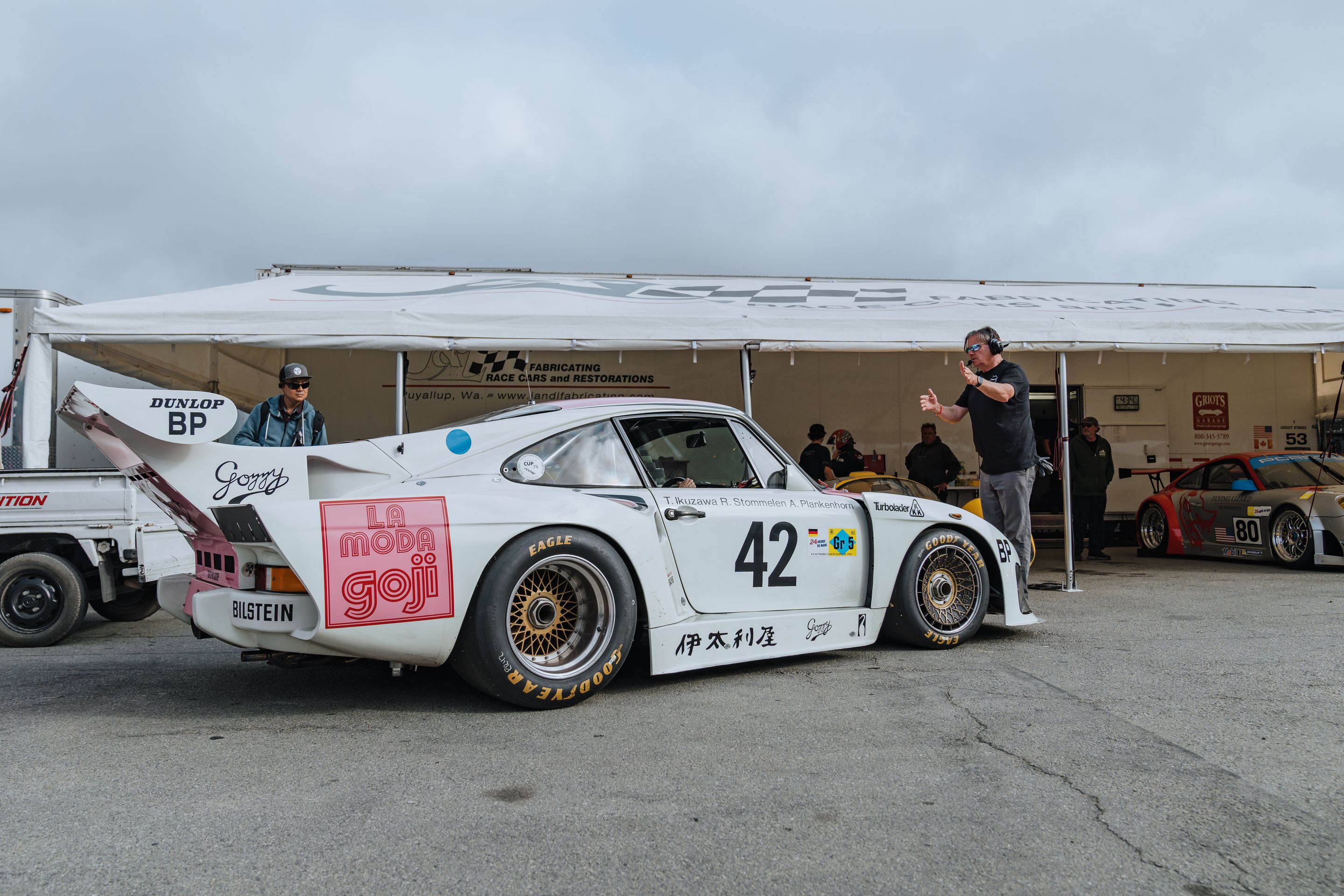 White Porsche 911 996 GT2 with 18" EC-7RS Apex wheels in Anthracite