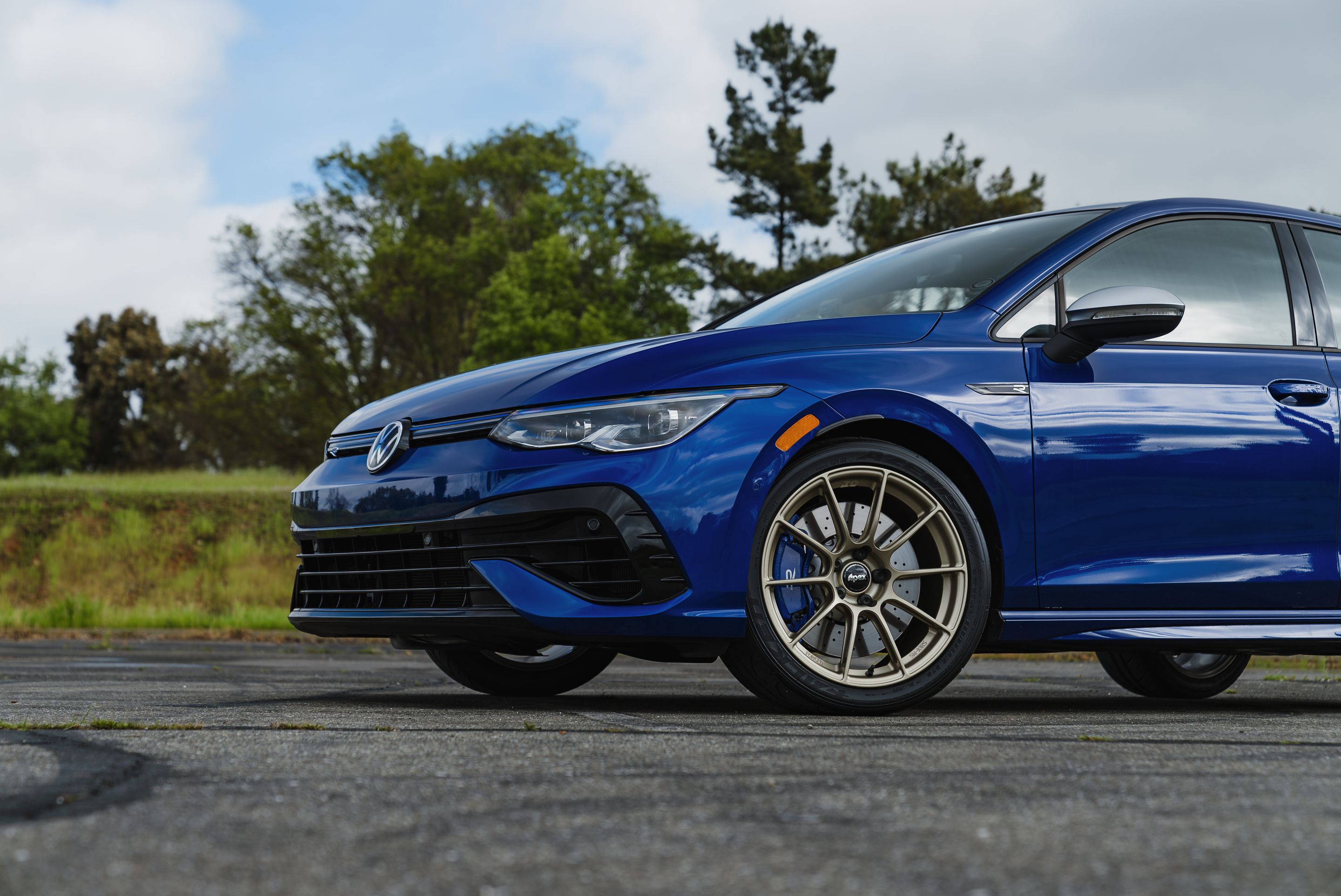 Blue VW MK8 Golf R with 18" SM-10RS Apex wheels in Motorsport Gold