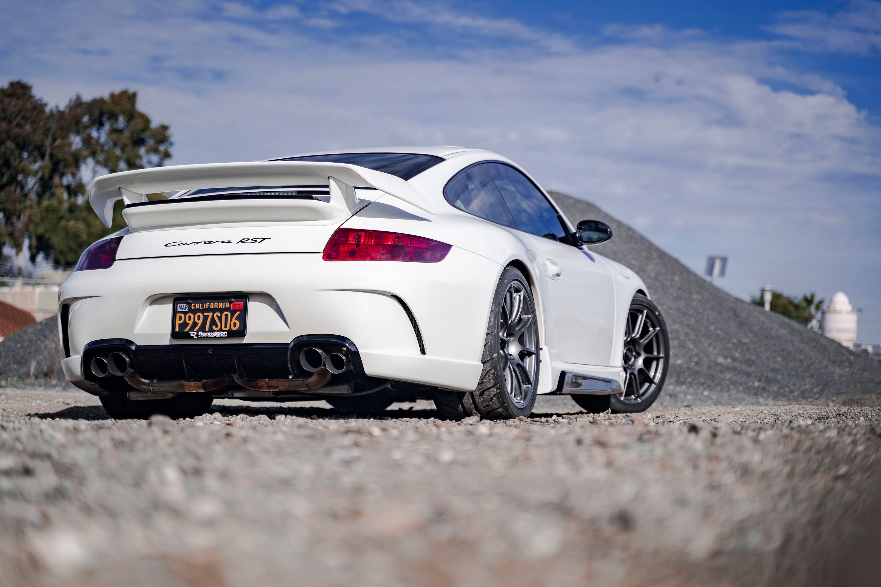 White Porsche 911 997 Carrera S with 19" SM-10 Apex wheels in Anthracite