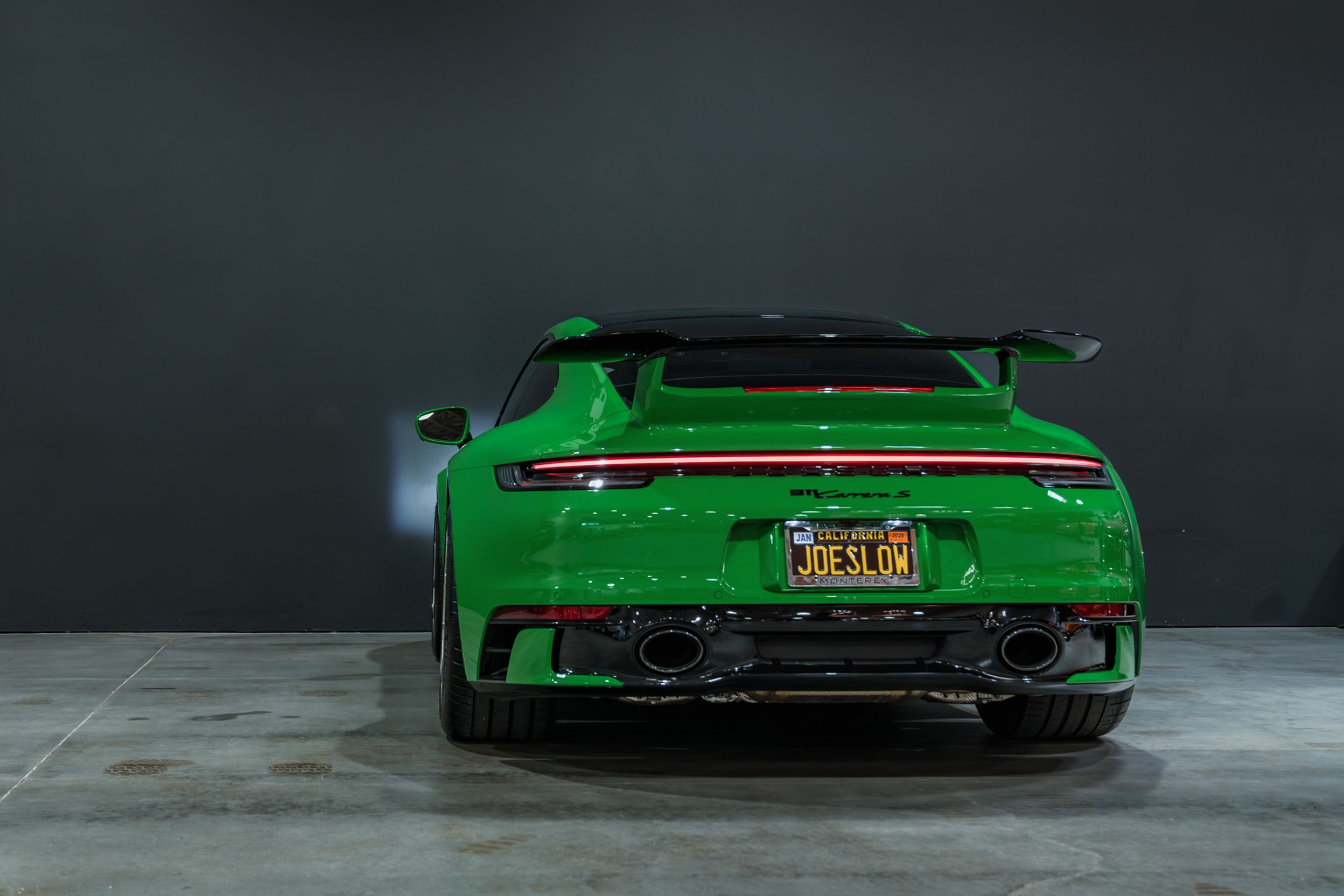 Green Porsche 911 992.1 Carrera S with 19"/20" VS-5RS Apex wheels in Motorsport Gold