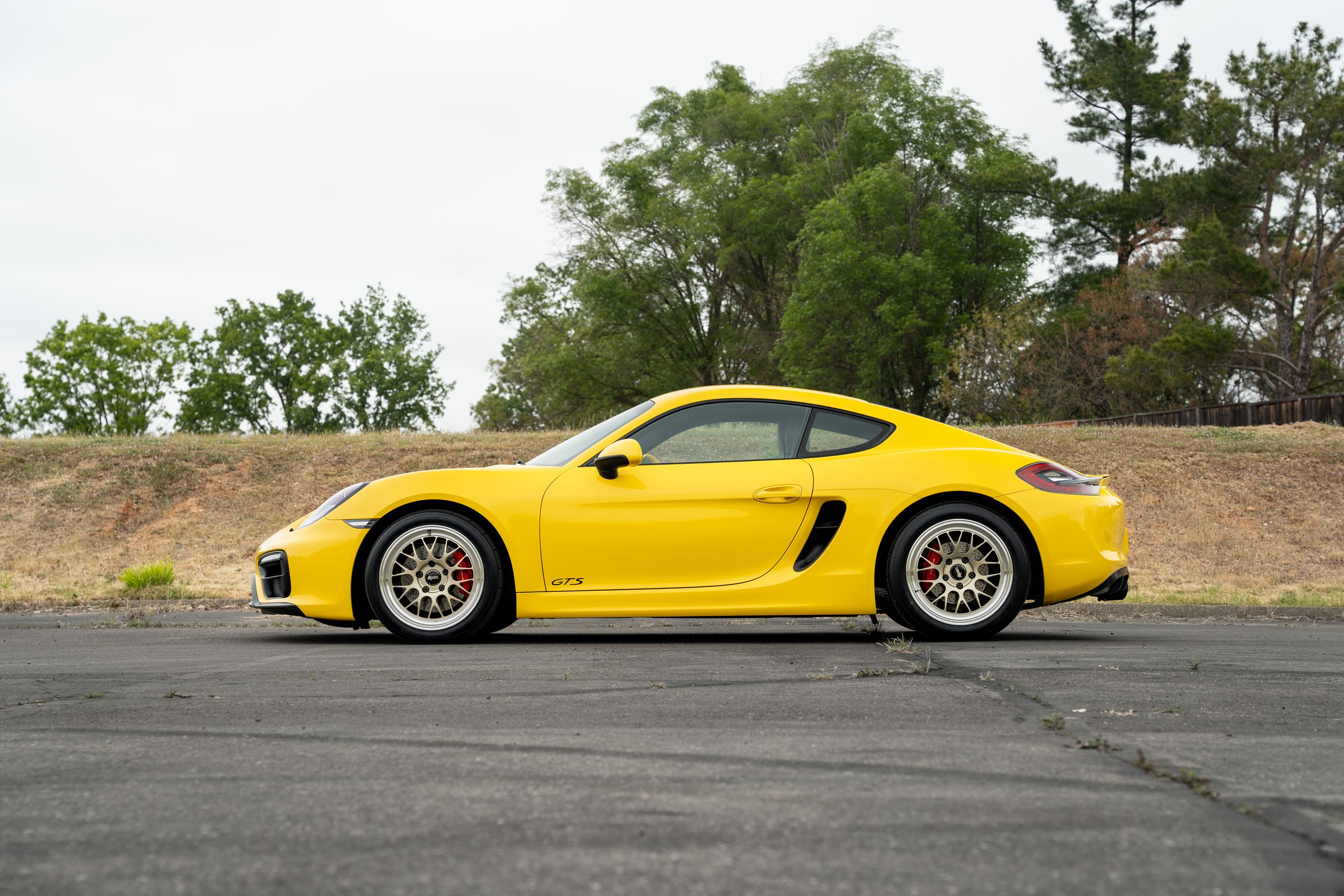 Yellow Porsche 981 Cayman GTS with 18" ML-10RT Apex wheels in Machined Lip Gloss Motorsport Gold