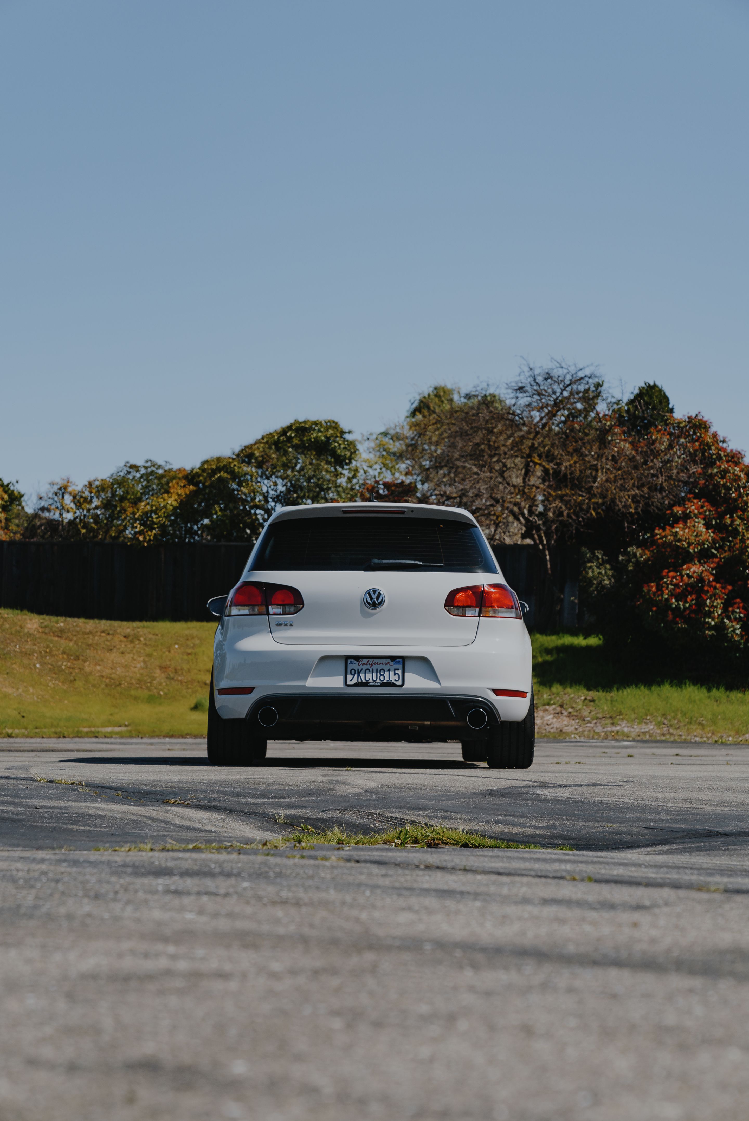 White VW MK6 GTI with 18" SM-10 Apex wheels in Anthracite