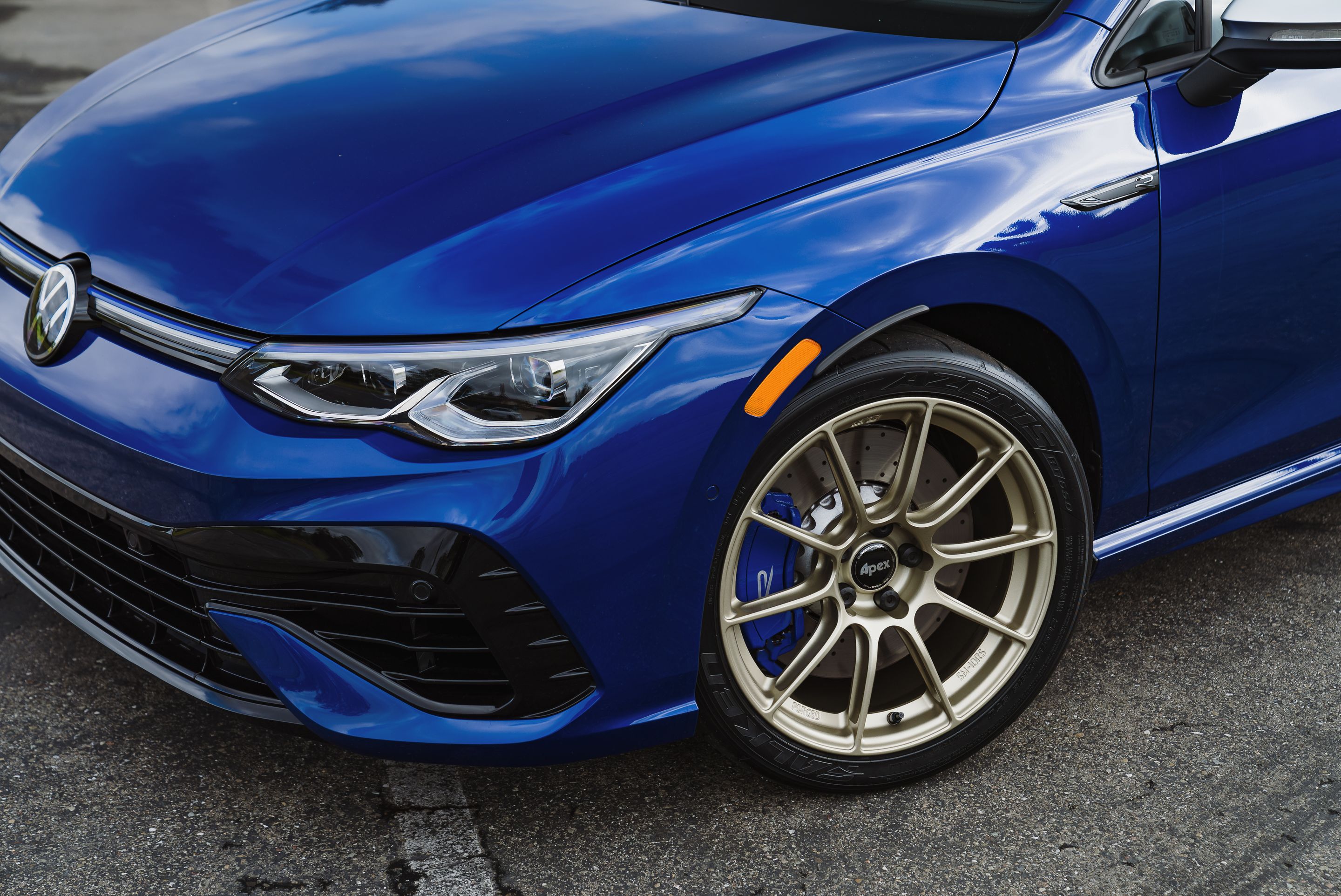 Blue VW MK8 Golf R with 18" SM-10RS Apex wheels in Motorsport Gold