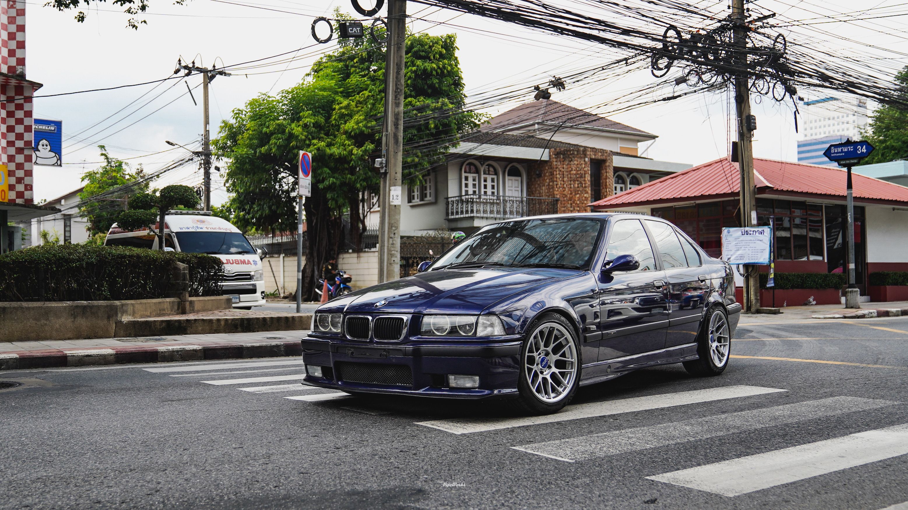Blue BMW 3 Series - ARC-8 in Hyper Silver