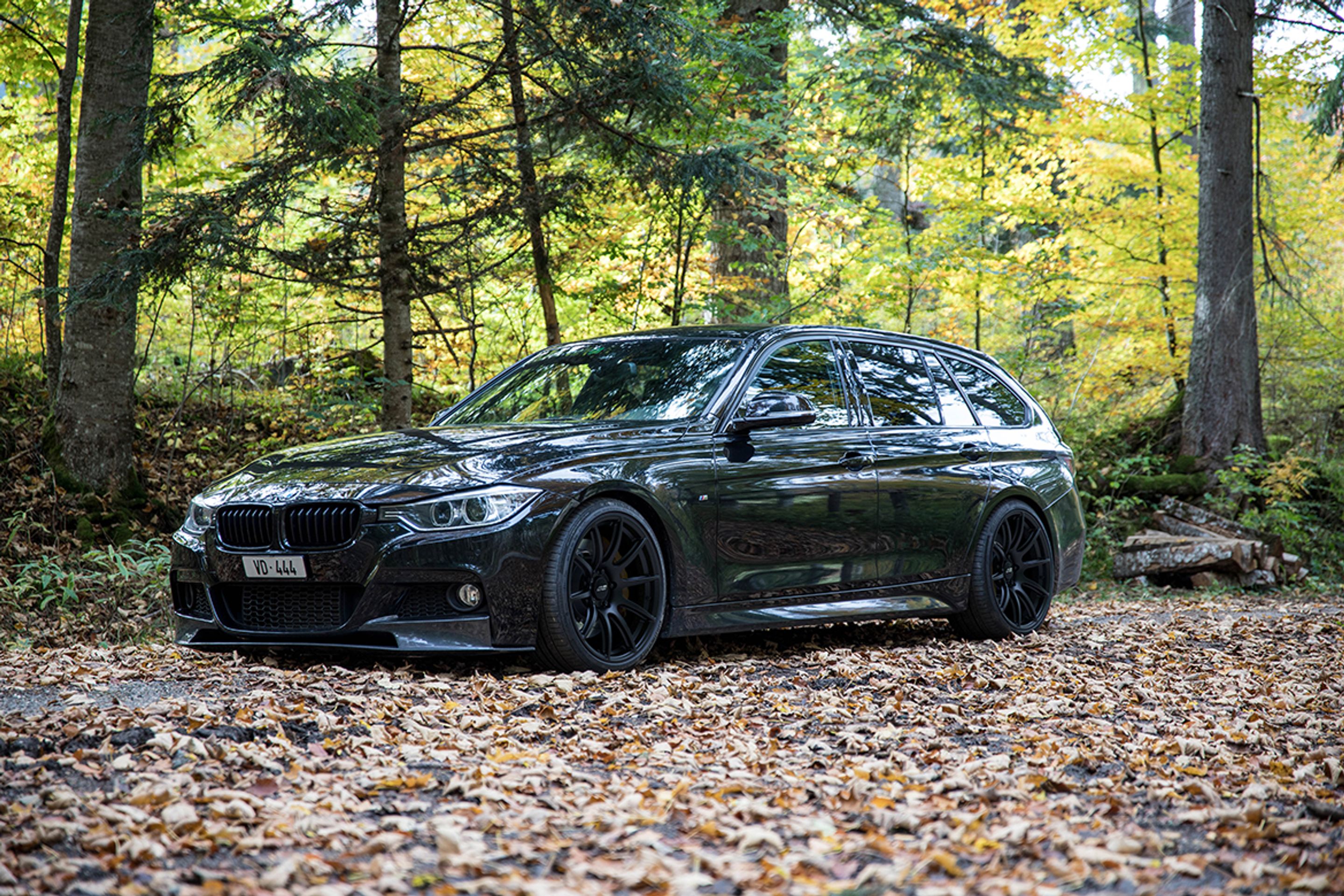 Black BMW F31 Wagon 3 Series with 19" FL-5 Apex wheels in Anthracite