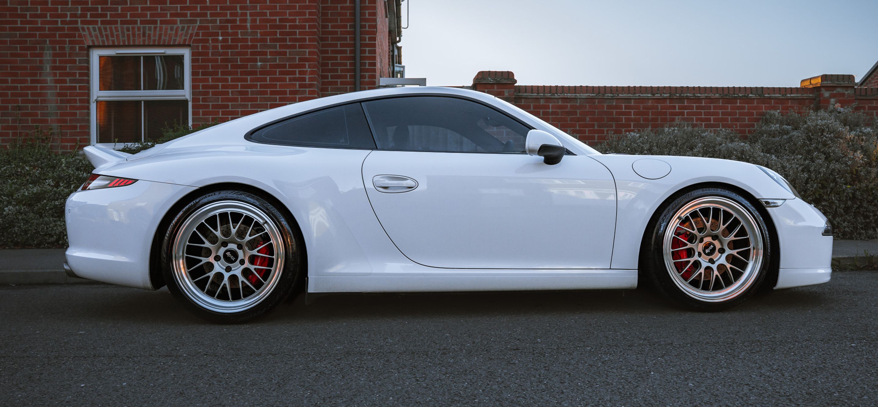 White Porsche 911 991.1 Carrera S with 20" ML-10RT Apex wheels in Machined Lip Gloss Motorsport Gold