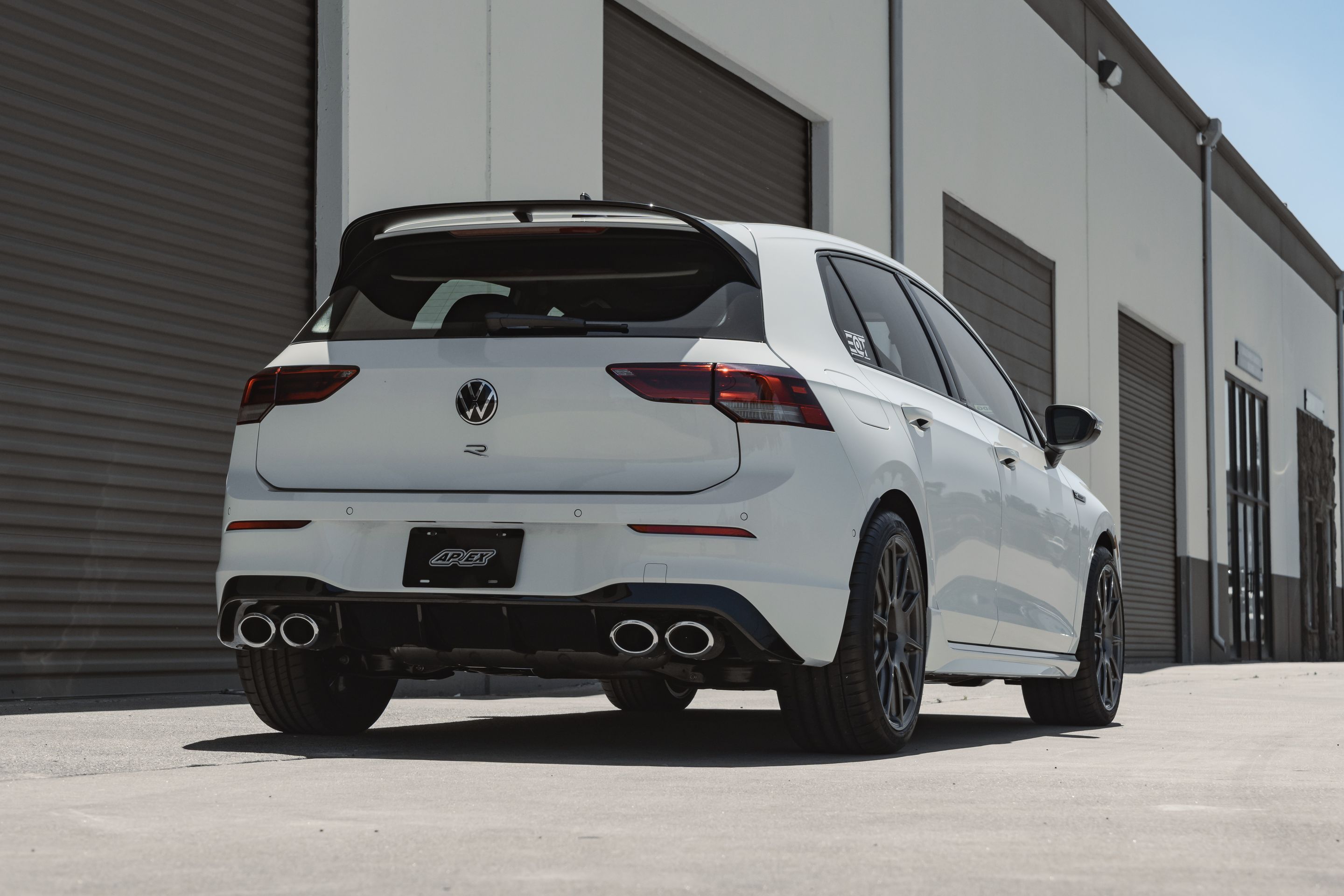 White VW MK8 Golf R with 18" SM-10 Apex wheels in Anthracite
