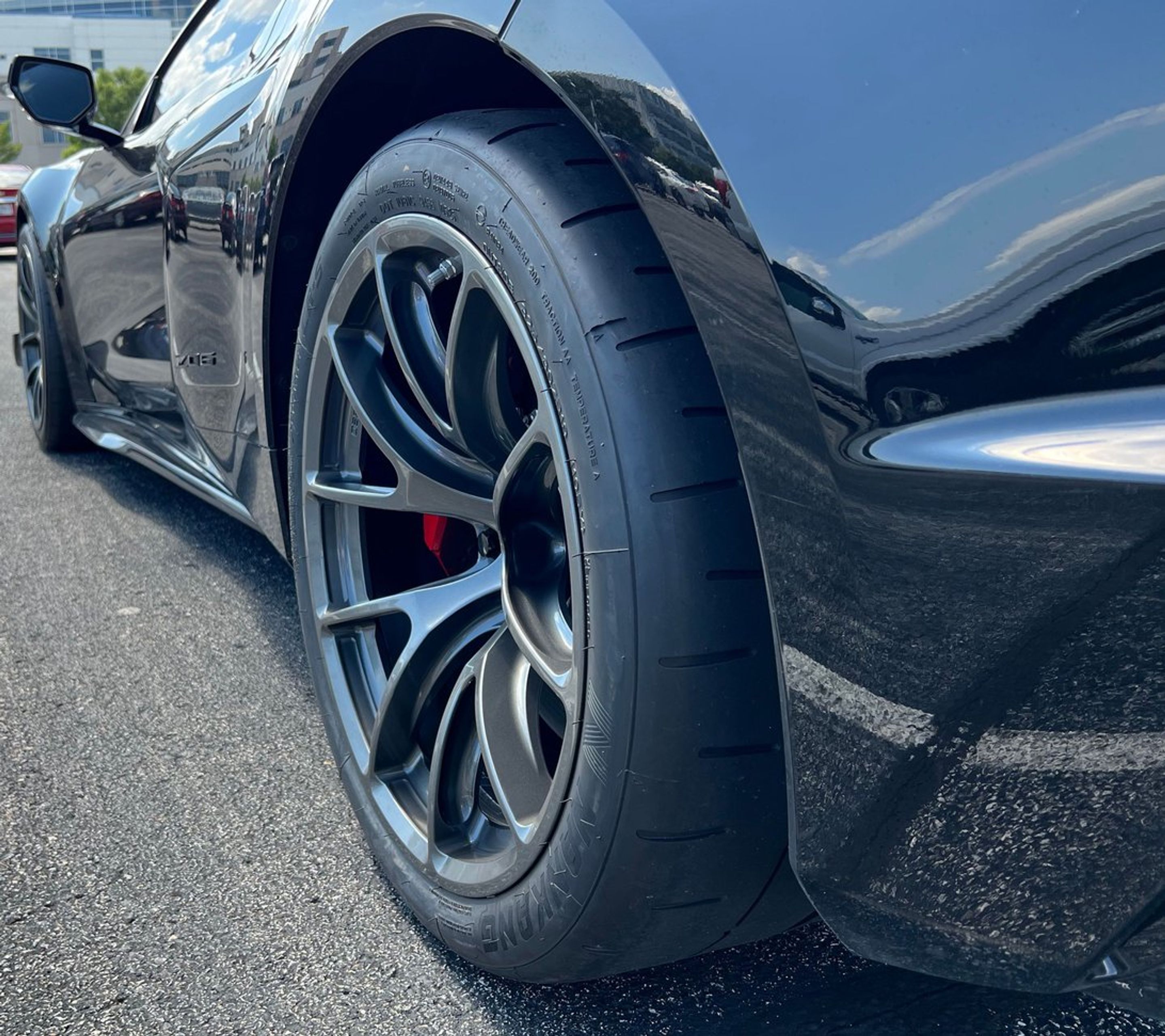 Black Chevrolet C8 Corvette Z06 with 19" VS-5RE Apex wheels in Anthracite