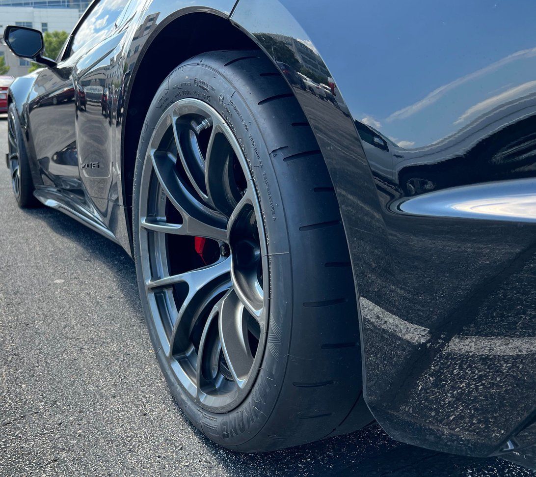 Black Chevrolet C8 Corvette Z06 with 19" VS-5RE Apex wheels in Anthracite