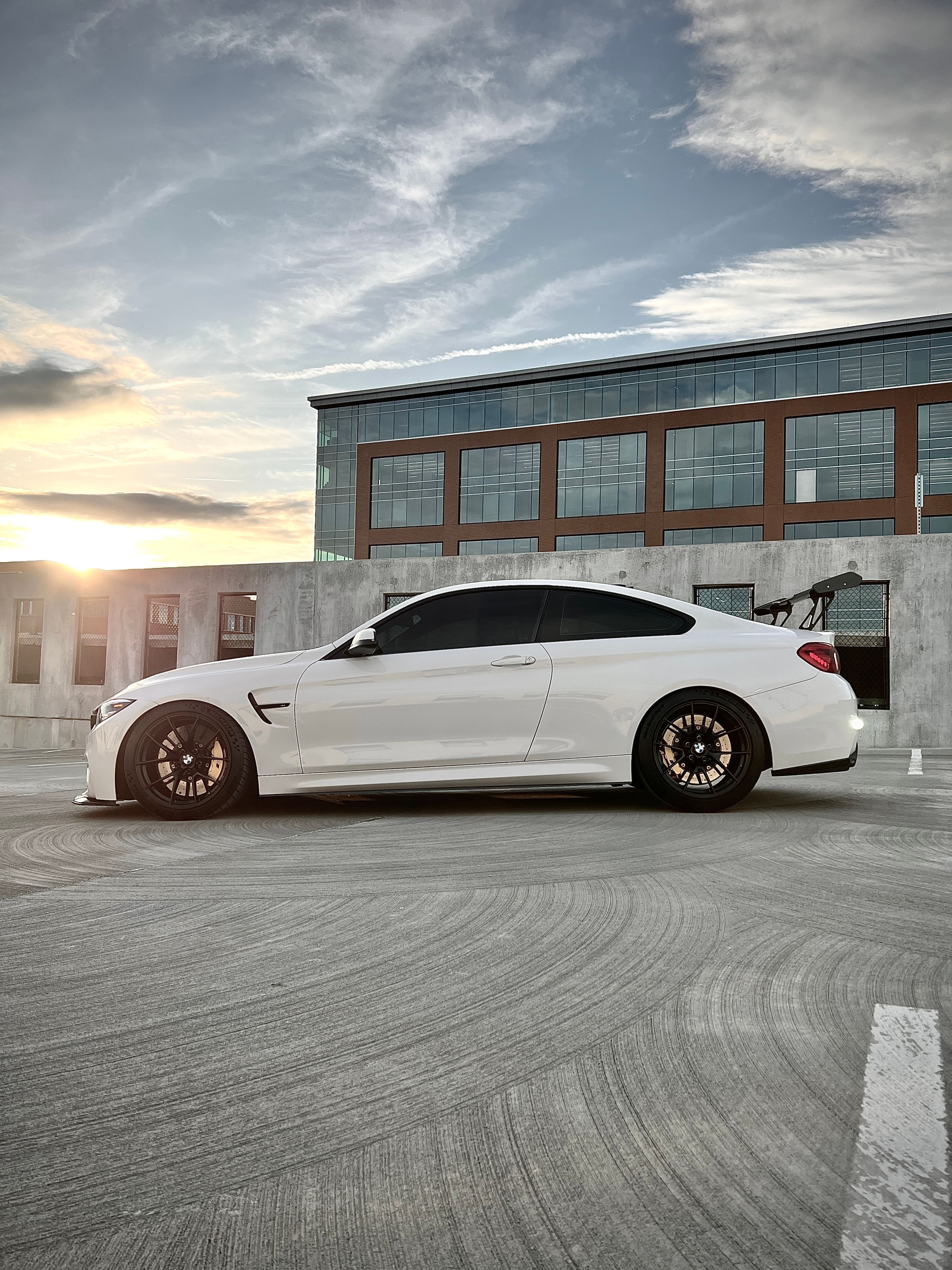 White BMW F82 Coupe M4 with 19" VS-5RS Apex wheels in Satin Black