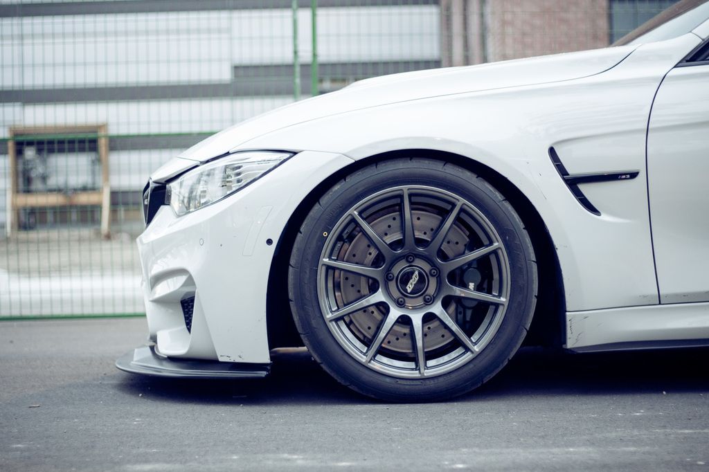 White BMW F80 M3 with 18" SM-10 Apex wheels in Anthracite