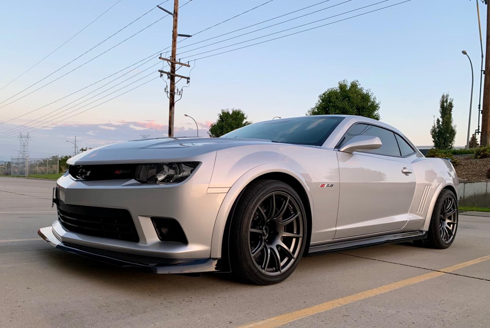 Silver Chevrolet 5th Gen Camaro Z/28 with 19" SM-10 Apex wheels in Anthracite