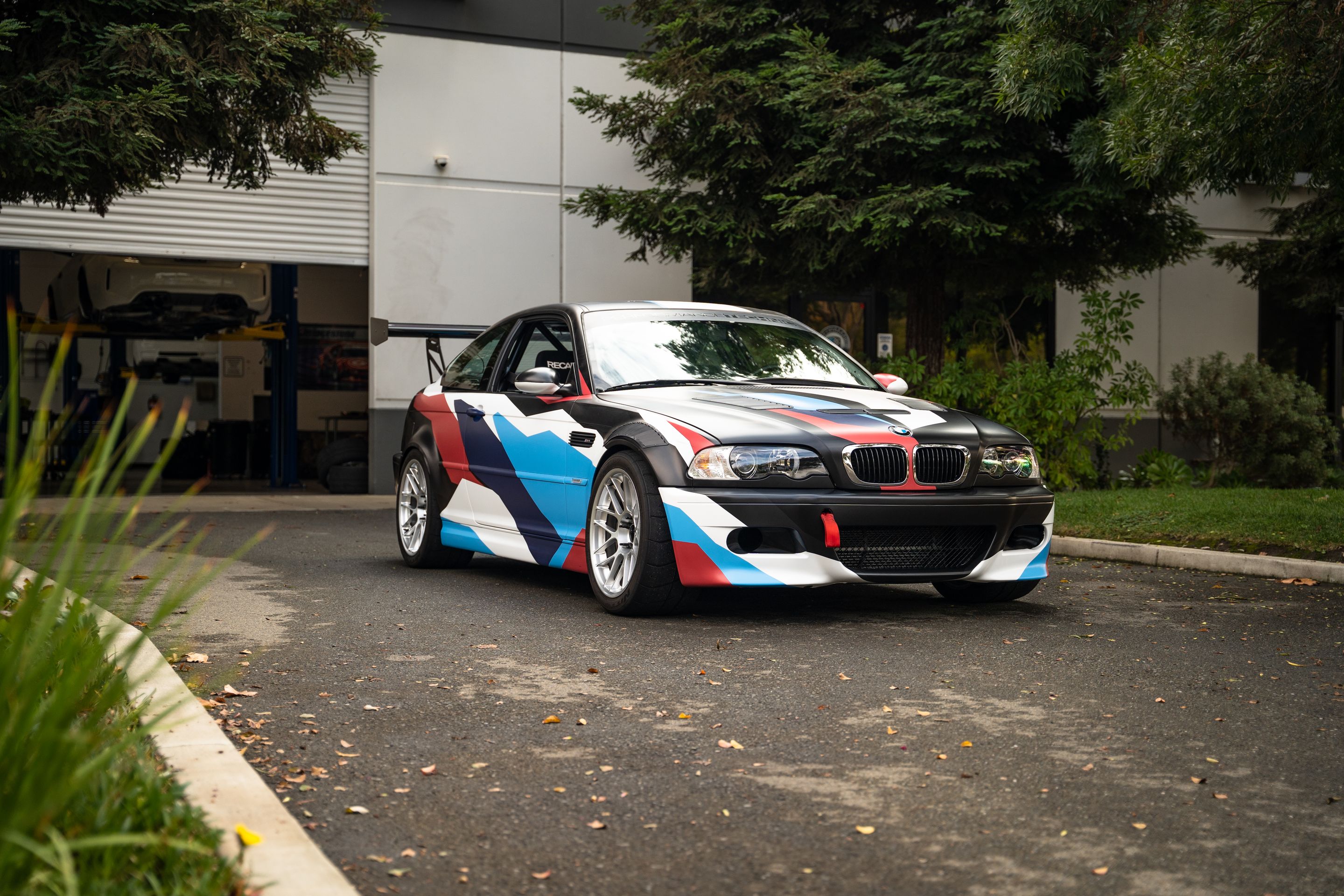Race Livery BMW E46 M3 with 18" ARC-8 Apex wheels in Hyper Silver