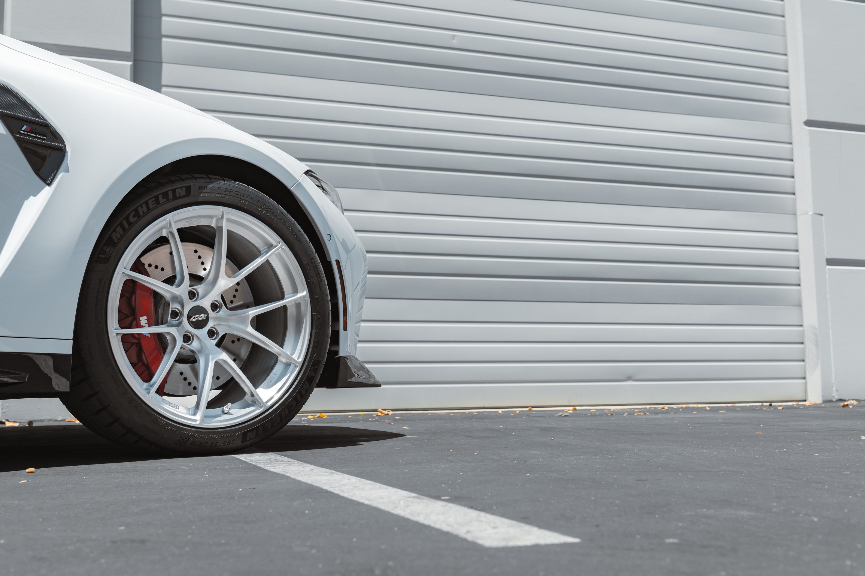 White BMW G82 Coupe M4 with 19"/20" VS-5RS Apex wheels in Brushed Clear