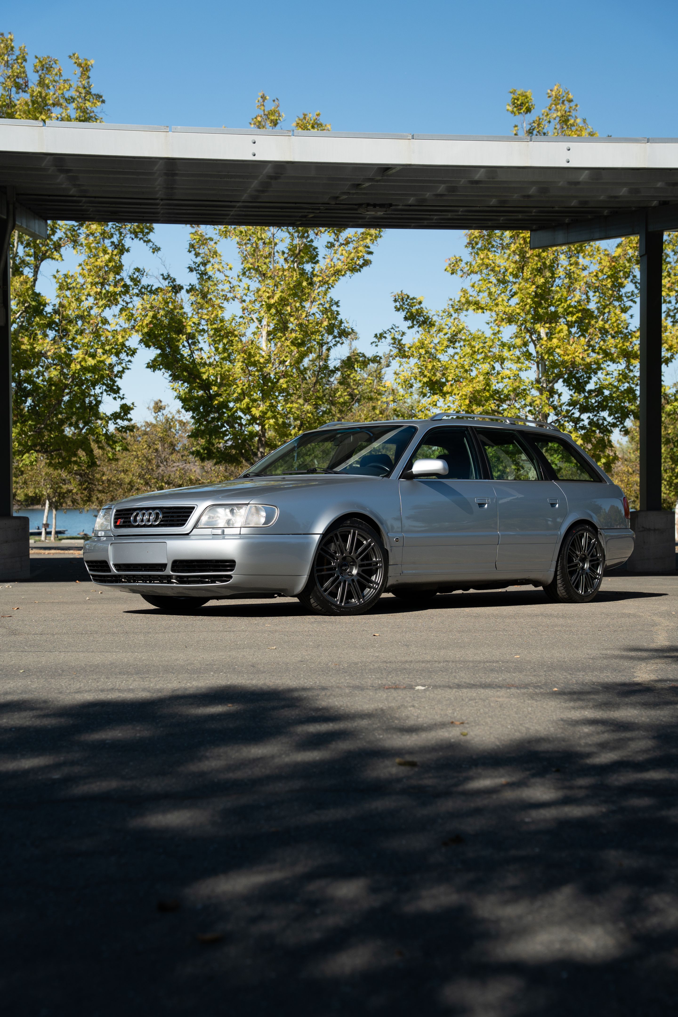 Silver Audi C4 S6 Avant/Wagon with 18" TC-10RT Apex wheels in Anthracite