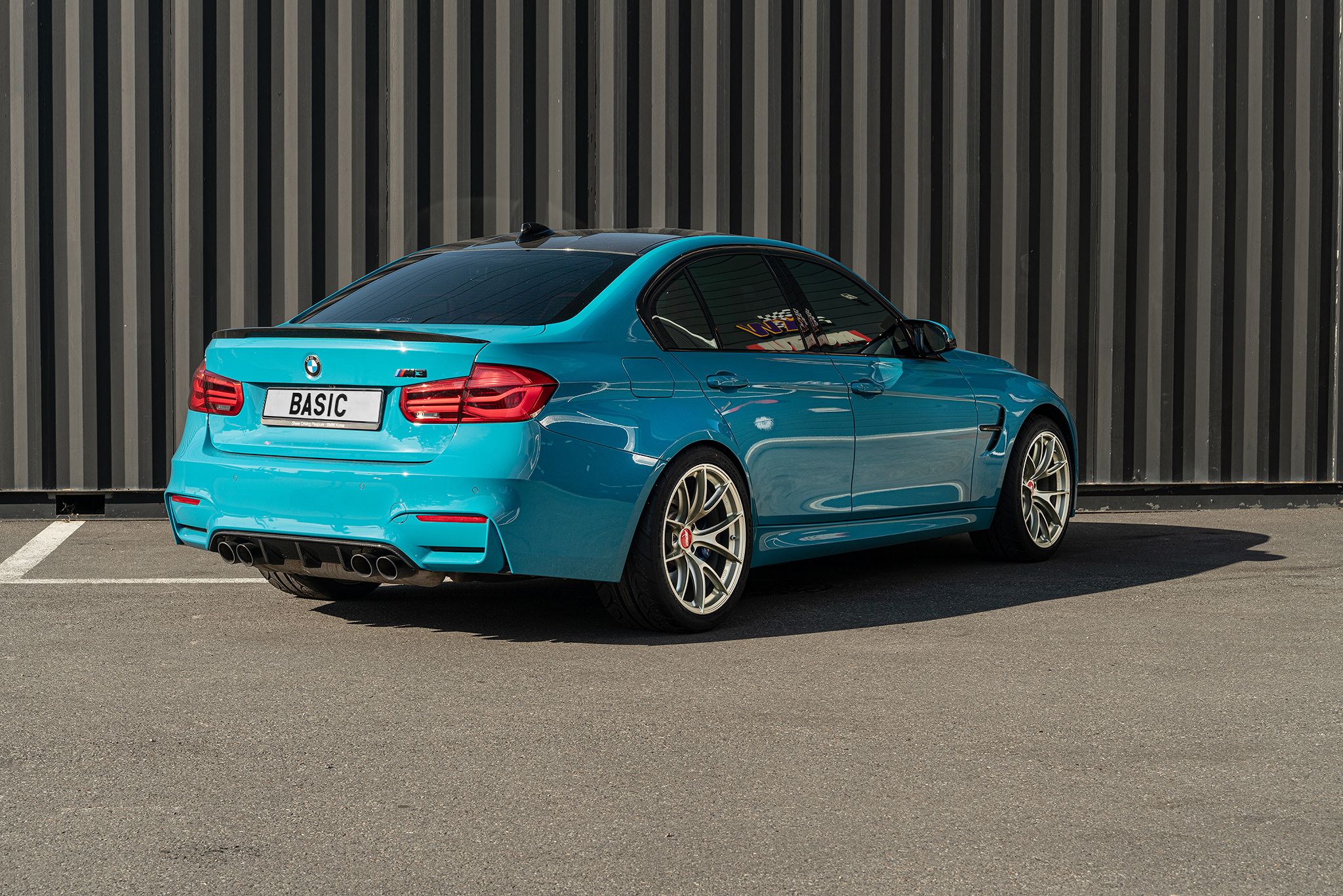 Blue BMW F80 M3 with 19" VS-5RS Apex wheels in Motorsport Gold
