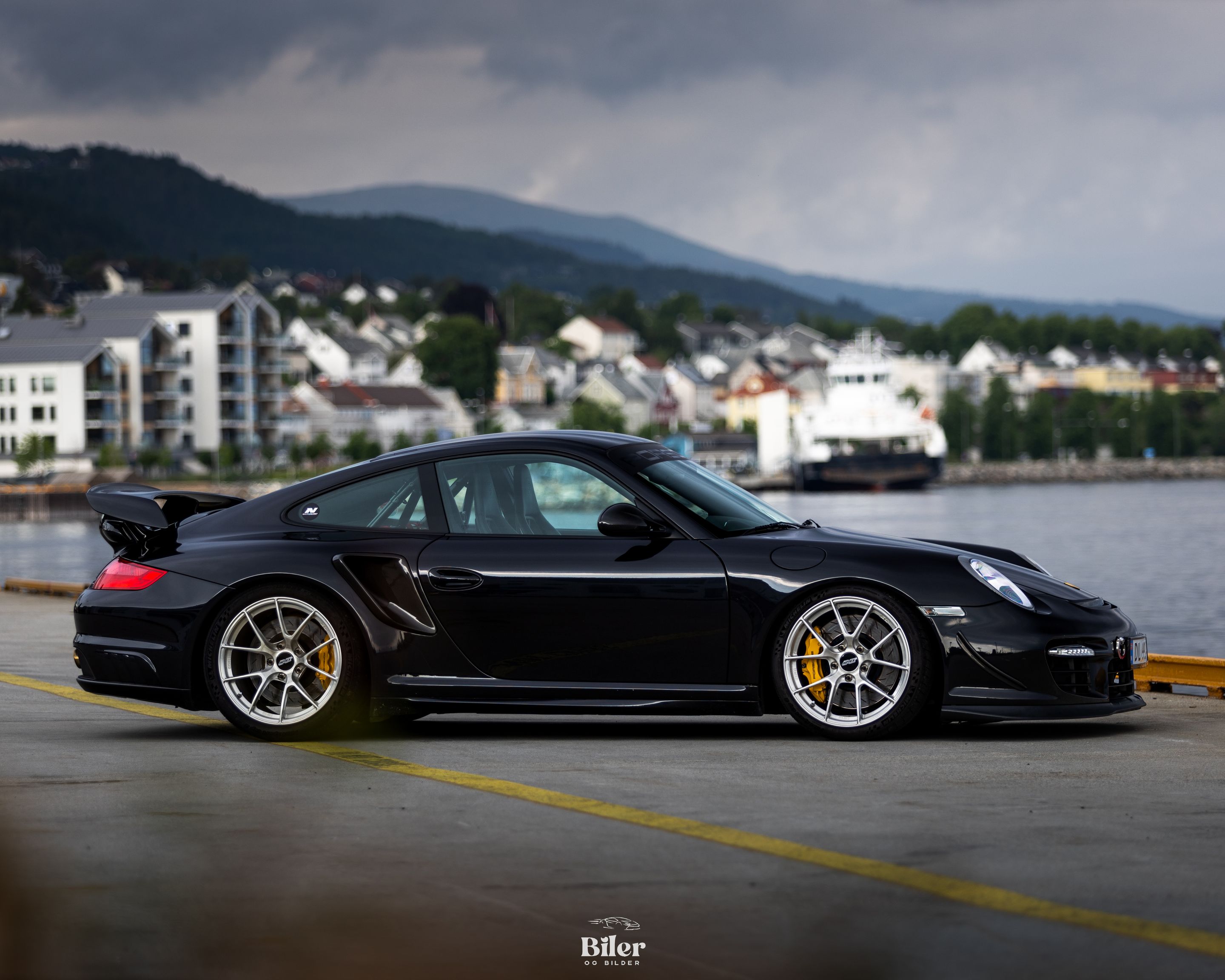 Black Porsche 911 997 GT2 with 19" VS-5RS Apex wheels in Brushed Clear