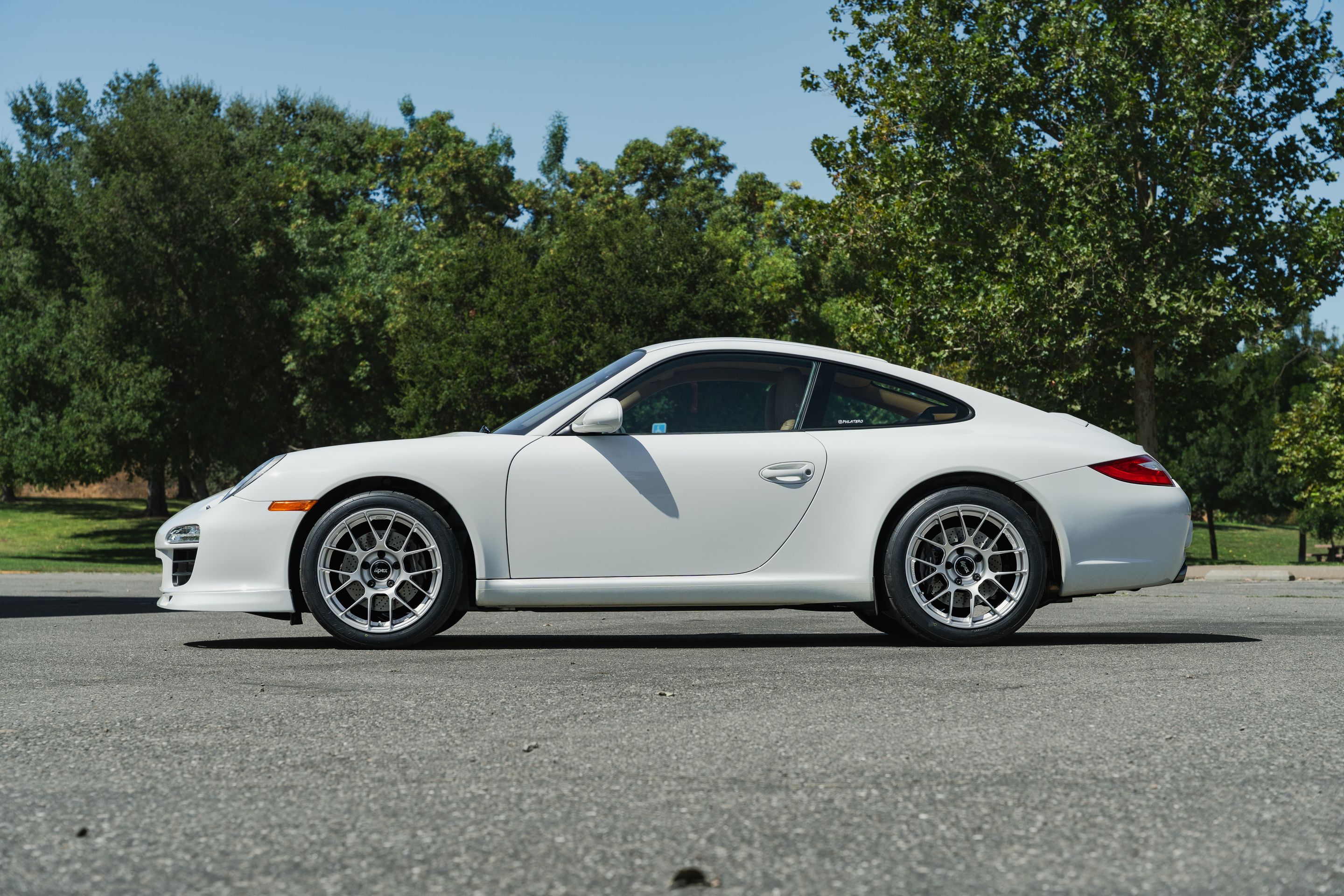 White Porsche 911 997 Carrera with 18" EC-7RS Apex wheels in Race Silver