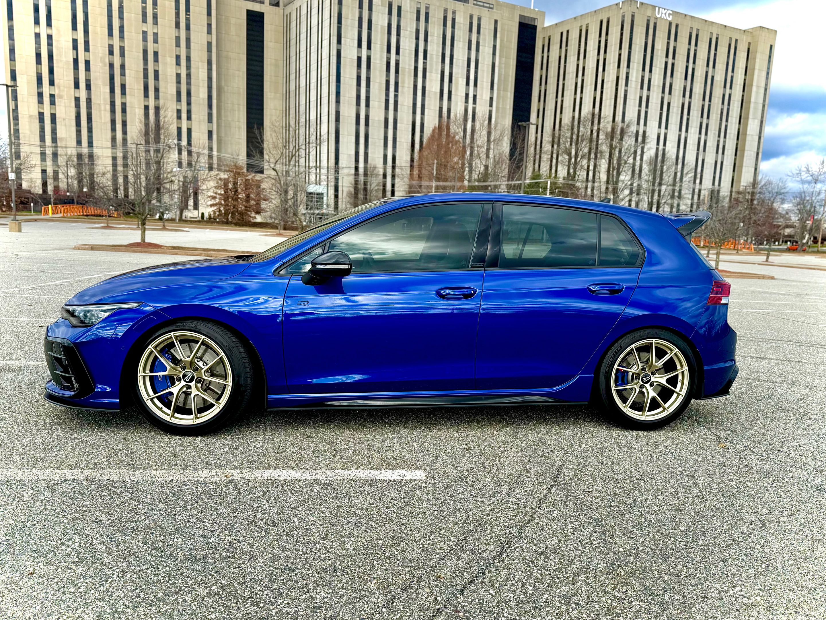 Blue VW MK8 Golf R with 18" VS-5RS Apex wheels in Motorsport Gold