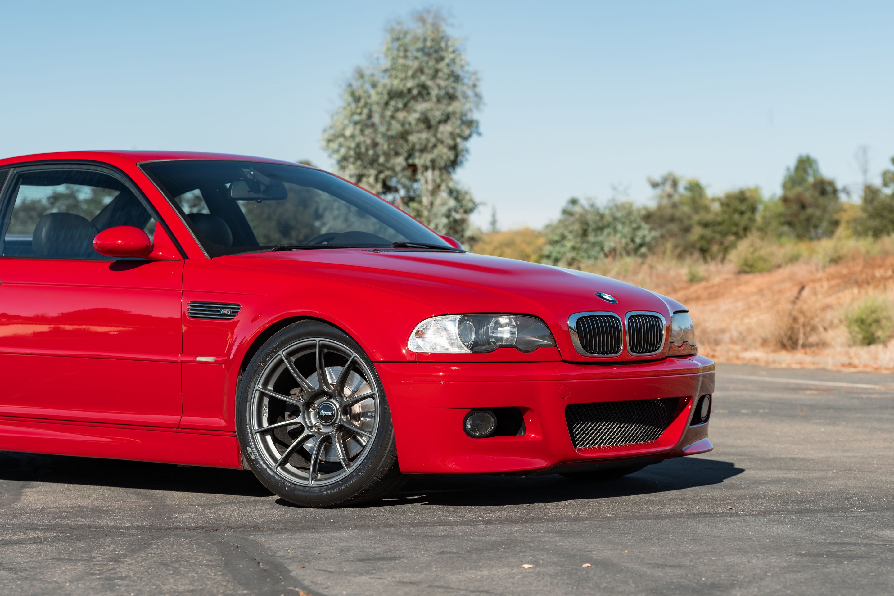 Red BMW E46 M3 with 18" SM-10RS Apex wheels in Anthracite
